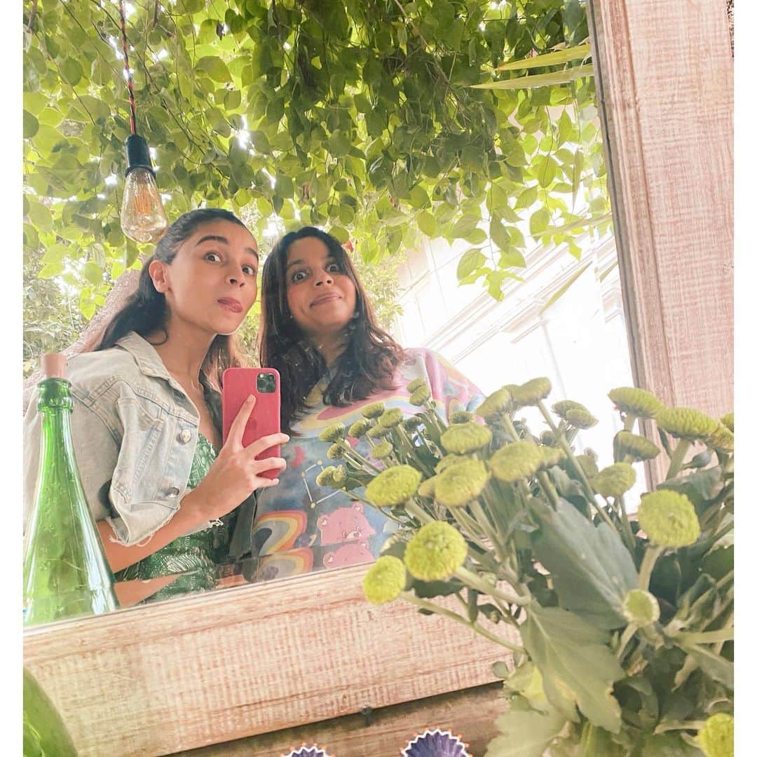アリア・バットさんのインスタグラム写真 - (アリア・バットInstagram)「Since we were little  you were always my angel  you literally gave me wings  dancing around with ME on beds and things   I love that we’ve got our own language  one that’s full of fruits and veggies  Ahh.. life without you is just so basic  also who would look after my arms and leggies?   I know we’re technically sisters, But I believe you’re my soul mate too  you make every living moment better  I truly don’t know what id do without you!!   you’re my everything sweetie.. my sunshine & when the weather is bad my umbrella too.. ☀️☂️ happy birthday to ME  As today is the day I to celebrate you ❤️  P.S - on your birthday I tried very hard to impress you.. but I’m no writer.. just your little sister who loves you 😬🐒」11月28日 21時41分 - aliaabhatt