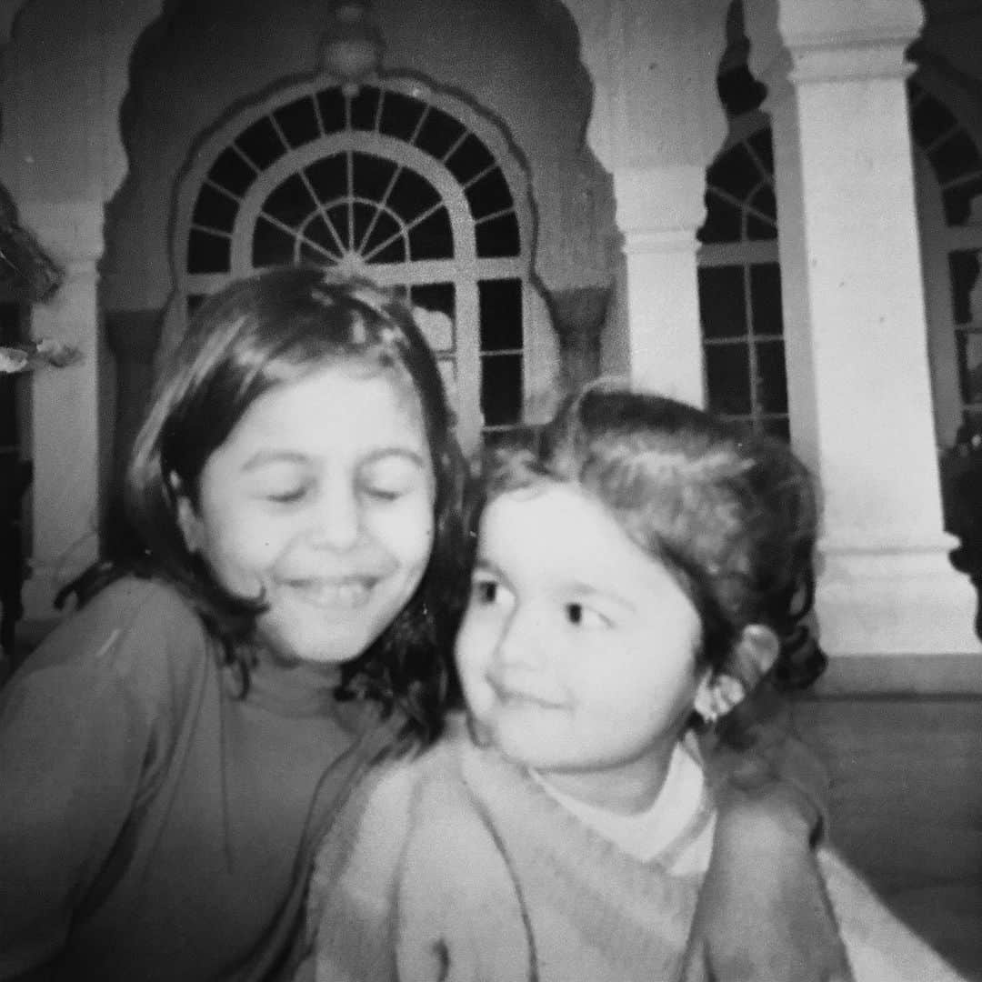 アリア・バットさんのインスタグラム写真 - (アリア・バットInstagram)「Since we were little  you were always my angel  you literally gave me wings  dancing around with ME on beds and things   I love that we’ve got our own language  one that’s full of fruits and veggies  Ahh.. life without you is just so basic  also who would look after my arms and leggies?   I know we’re technically sisters, But I believe you’re my soul mate too  you make every living moment better  I truly don’t know what id do without you!!   you’re my everything sweetie.. my sunshine & when the weather is bad my umbrella too.. ☀️☂️ happy birthday to ME  As today is the day I to celebrate you ❤️  P.S - on your birthday I tried very hard to impress you.. but I’m no writer.. just your little sister who loves you 😬🐒」11月28日 21時41分 - aliaabhatt