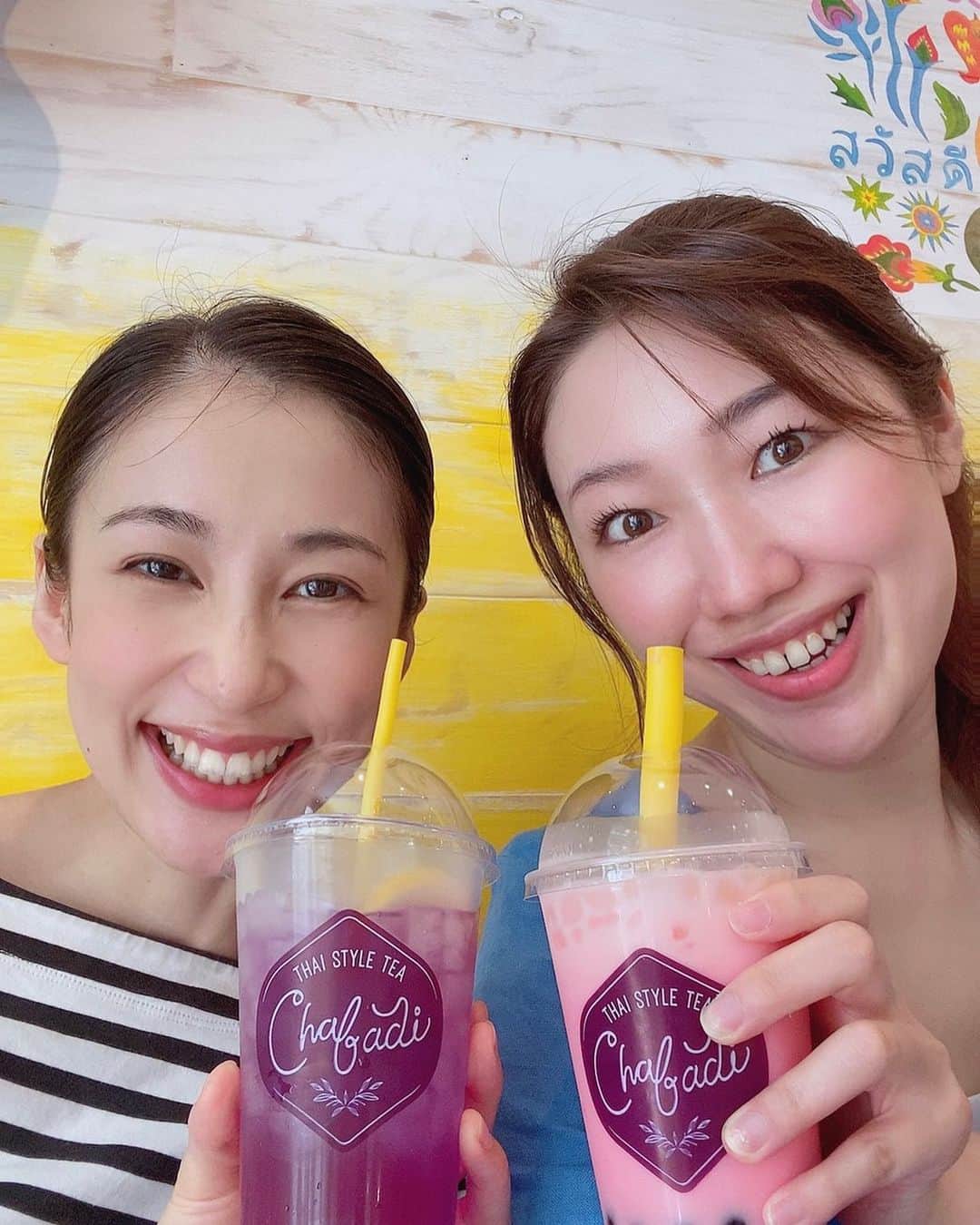 大月さゆのインスタグラム：「飛び出た夏の写真（笑）  夏の時期に同期のゆかことタイツアー🇹🇭(日本で)した時の🍹　　  今はお互いスタバの"ジンジャーブレッドラテ"飲んでる時期。 (これは宝塚入団してから毎年ずっっと続いている)  今夜はぐっと冷え込んだので、夏の写真を見て暖をとる。  #ジンジャーブレッドラテの歌まで作っていたあの頃　 #今年も飲んでるぜぃ」