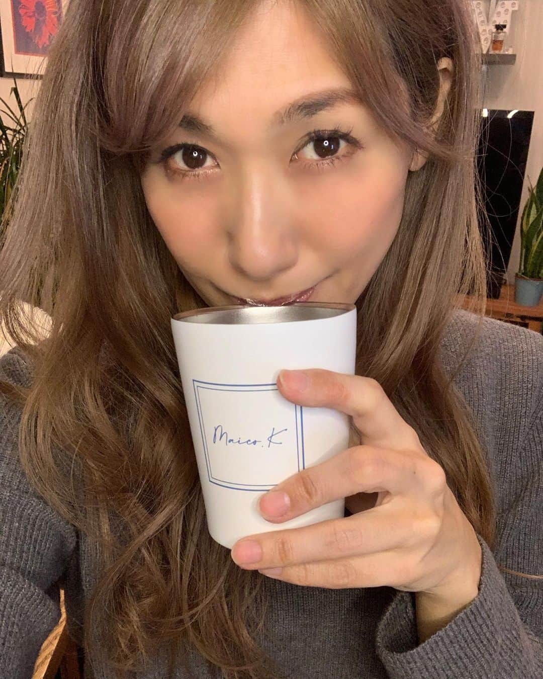 片桐舞子のインスタグラム：「グッズが全部届いた😍  サーモタンブラー これこれこのサイズが欲しかった❤️  縦長のタンブラーを何回も倒してて 中身をぶちまけてるので… 直径広めの360ml たっぷり入って倒れにくい！ アイスでも結露でビシャビシャにならない！ ホットも温かさが長続き！  ただのシルバーじゃない 可愛いタンブラーが欲しかった❤️❤️❤️  ポーチも私が1番使い勝手の良いサイズ マチ付きは持ち運び用化粧ポーチに💄 フラットはペンケースにしてもいいし iPhoneケーブルとかPCアダプター入れる ガジェットケースにしても良き💻✨  己の欲望のままに作りました(笑) 大満足！！！！！  明日のライブで販売します😊 配信のグッズ付きチケットも購入してくれてる皆さんありがとう✨ 全部setが即完でごめんね🙇‍♀️💦 サーモタンブラーがね、この白カラーが実は在庫欠品中で増産できないため、下手に販売数を増やせず…  ですが、会場販売分も余裕ができそうなので（明日なんと当日券ありですわ、超プレミアム生ライブな感じ）、通販でもグッズ単体の発売出来たらいいなと思っています！！  またお知らせするね💕  明日の配信もお楽しみに✨✨✨ 詳しくはMAY'S Web siteで🙆🏼‍♀️  #欲のかたまり#片桐舞子」