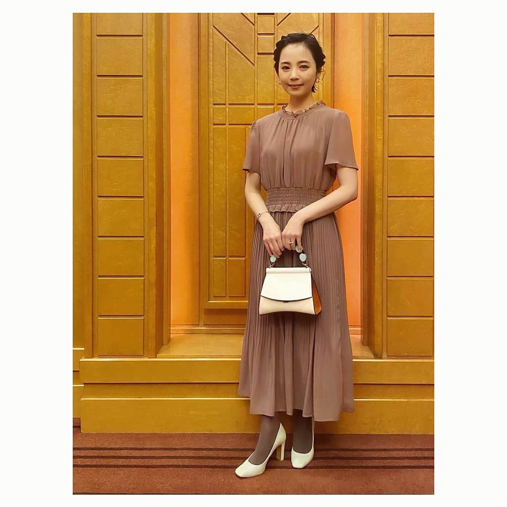 のインスタグラム：「モカ×グレージュ×ミントグリーンのお呼ばれコーデ👗⚪︎* モカ色がだいすきで 基本何色と合わせてもかわいいと思っているんだけど, この配色が断然お気に入り！ ワンピースがモカ, タイツがグレージュ, パンプスと バッグの持ち手がミントグリーンです。 ライティングの関係で, ちょっと黄みがかって映ってしまっている😂 でもこの配色本当にかわいいので, ぜひ試してみてほしい！  修習同期の結婚式, ヤドンちゃんと一緒に参列でした。新郎側だったので, やや大人しめに。 このドレスは フリル襟からギャザーフロント, 絞られたウエスト, アコーディオンプリーツと, 落ち着いた印象ながら 繊細で女性らしいデザインで, 今回の気分にぴったりでした☺️ 羽織りを考えなくてよいので, 最近お呼ばれのときはもっぱら袖ありドレスです。 バッグでちょっと遊びを🙈♡  dress. @replete_official  tights. #blondoll 17℃ (グレージュ30デニール) pumps. @dianashoespress  bag. @charleskeith_jp  pierce. #chanel bracelet. #hermes ring. #tiffany ❁ドレスはPRで着用させていただきました❁  #結婚式コーデ #お呼ばれコーデ #パーティーコーデ #参列コーデ #フォーマルコーデ #replete #charlesandkeith #フォーマルドレス #フォーマルワンピース  #お仕事コーデ #お仕事服 #会食コーデ」