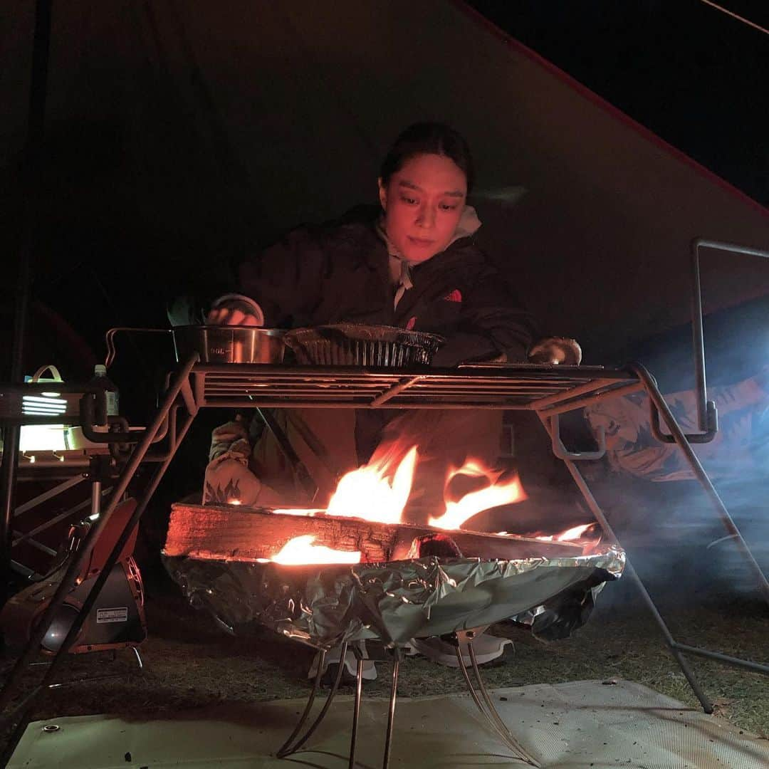 安宅葉奈のインスタグラム：「#キャンプ 🏕﻿ ﻿ お久しぶりに﻿ キャンプしてます🙌🔥﻿ ﻿ 絶対寒いと思って﻿ 構えていたけど﻿ ﻿ そんなに寒くなかった✌️☺️﻿ ﻿ ﻿ これからの時期は﻿ 寒すぎちゃうので﻿ ﻿ 今年はラストかなー🌛💕﻿ ﻿ ﻿ 女子にグランピングを﻿ 推してる場所だったけど﻿ ﻿ 荷物持ち込みで﻿ テントたててる人も沢山いた﻿ 今日のキャンプ場☝️﻿ ﻿ ﻿ 整備されてるし﻿ 初心者キャンパーには﻿ 優しい場所😊﻿ ﻿ 橋を渡るので﻿ 荷物はミニマムがおすすめ✨﻿ ﻿ ﻿ ﻿ #バーベキュー﻿ #ヨコザワテッパン﻿ #湯たんぽ #カイロ 必須🧡﻿」