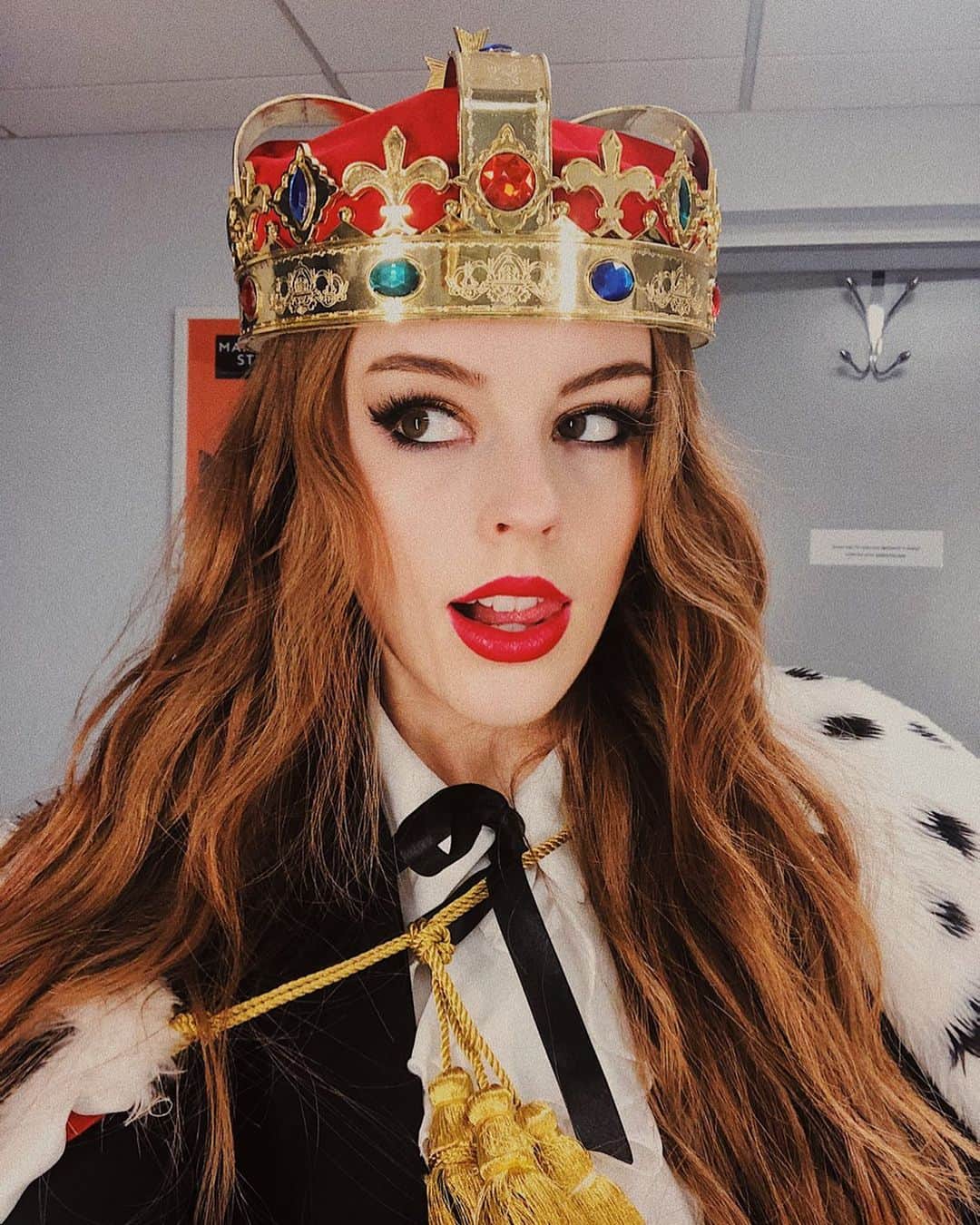 Amelia Gethingのインスタグラム：「Officially half way through filming for #TheAmeliaGethingComplex Season 2! 🎥 I cannot WAIT to share this with you all, it’s been so much fun to film and I know it’s gonna be so much fun to watch too!! 💛👑」