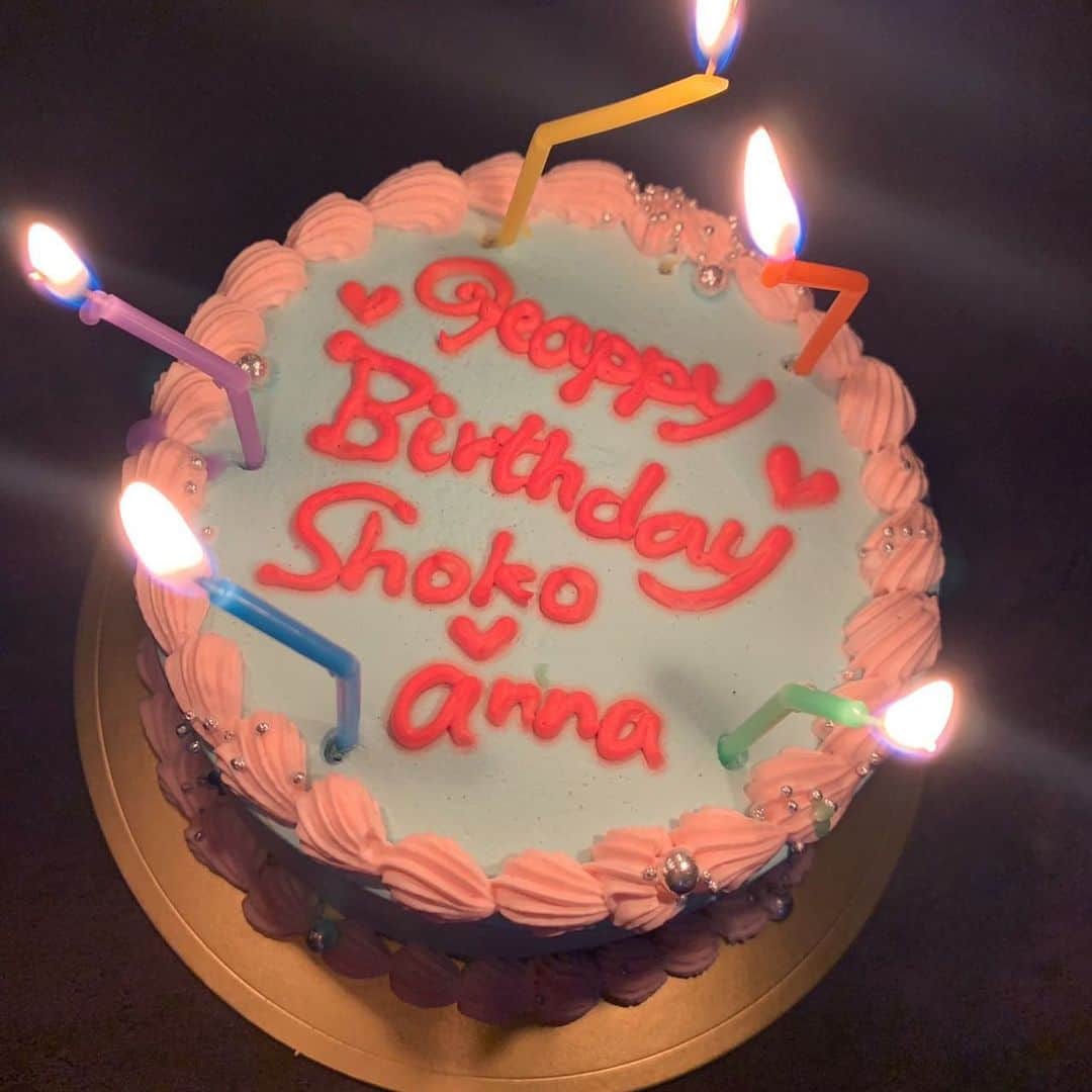 末次愛梨のインスタグラム：「大好きなふたり♥♥ 誕生日おめでとう〜〜🎉  あんに関しては半年前🥲笑  これからもよろしくね😘🧡  #韓国ケーキ#誕生日ケーキ#デコレーションケーキ#センイルケーキ」