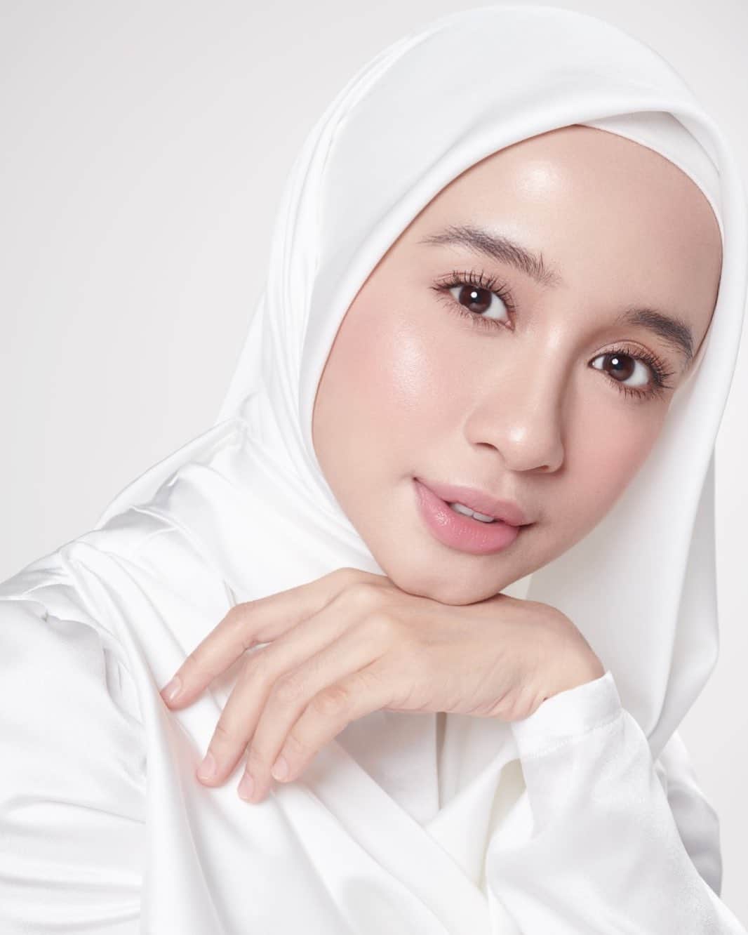 ラウディアシンシアベラのインスタグラム：「Inspirasi dari banyak perempuan yang aku temui baik secara langsung ataupun hanya lewat social media, bikin aku terus berusaha buat eksplore diri dan pengen terus kasih yang terbaik juga buat mereka✨  Bismillah.. Setelah proses yang cukup panjang, insyaAllah  4 HARI LAGI #LBeauty akan rilis produk perdana L Beauty UV Perfecting Cushion.  Aku harap manfaat yang aku rasain setelah pakai sendiri cushion ini akan bisa dirasain juga oleh lebih banyak perempuan.   Bisa cek  IG @lbeauty.bylcb buat info terupdate ya 🤍  #LoveConfidenceBeauty  #cantikitusimpel✨」