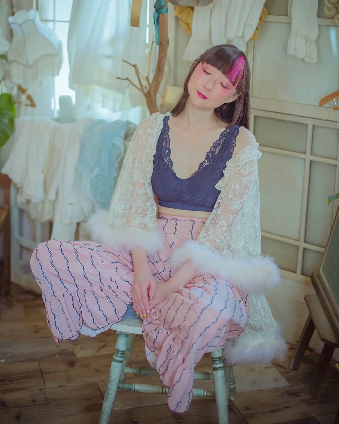 のインスタグラム：「#pr 「 #重力に負けないナイトブラ 」ファッショナブルでかわいい💕しかもサラサラで付け感がない✨バストの横流れ予防しながら、理想の位置にキープしてくれます🥰 ちなみに11/30(月)23:59まで、全品30%OFFです〜！  @tu_hacci で他にも色々あるから是非チェックしてね！ @tu_hacci ‘s night bra is fashionably cute and comfy!  💘 @tu_hacci より提供ポストです 💘Sponsored post by @tu_hacci   #rinrindoll #japan #tokyo #harajuku #japanesefashion #tokyofashion #harajukufashion #東京 #コーデ #今日のコーデ #ナイトブラ #かわいい #女子力 #秋コーデ #女子力アップ #ルームウエア #バストケア #部屋着 #パジャマ #ルームウェア #ナイトウェア」