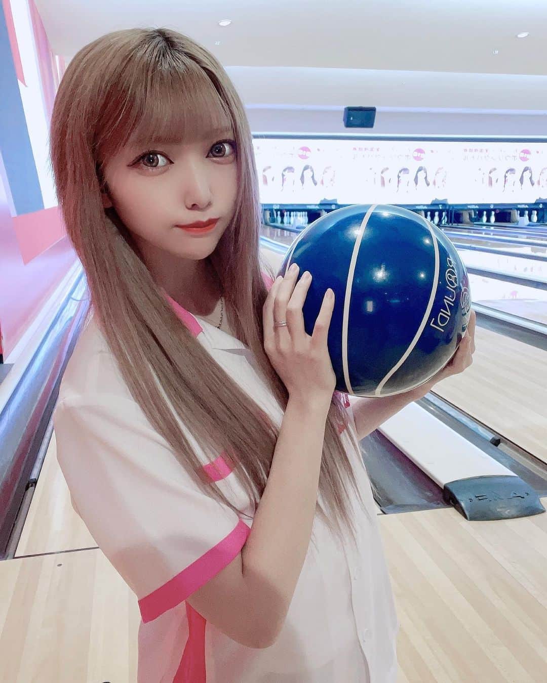 のインスタグラム：「ラウンドワンさんでのイベント ありがとうございました！🎳  ラウンドワンさんでおこぷれのMVが流れてるの見ましたか〜？🥺  #ラウンドワン」