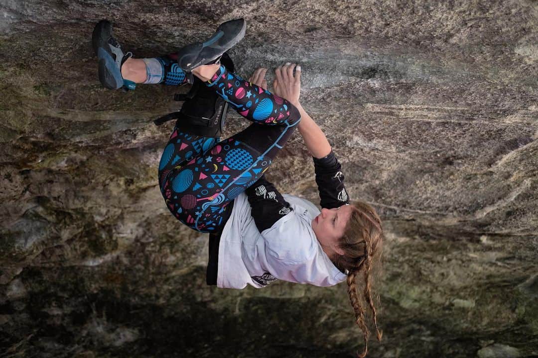 カロリーネ・ジンフーバーさんのインスタグラム写真 - (カロリーネ・ジンフーバーInstagram)「⤵️⤴️↩️ in love w/ this sequence 🙃 📷 @paul_lewandowski95  . @scarpa_at @belmezattitude @frictionlabs @organicclimbing @natureclimbing @sosolid_official  . . . . #climb #climbing #bouldern #bouldering @boulderingmag #upsidedown #girl #climbinggirls #climbing_is_my_passion #climbinglife #austria #zillertal #tirol #climbing_pictures_of_instagram @climbing_pictures_of_instagram」11月28日 21時52分 - karo_sinnhuber