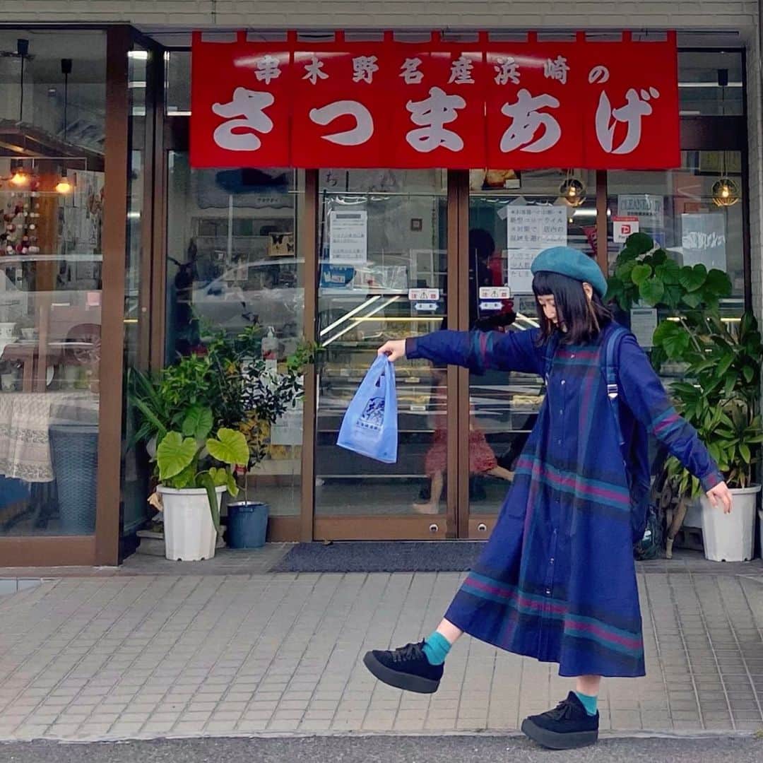 小鳥遊しほさんのインスタグラム写真 - (小鳥遊しほInstagram)「今日明日と鹿児島撮影です。かわいいワンピースとベレーはBEAMSで買いました。絶妙な同色の靴下を偶然持ってました。青緑すき。あ、私の身長は150cmでワンピースはフリーサイズです。3色ありました。気になった人は買ってお揃いになりましょう👨‍👩‍👧‍👦  お昼はマグロラーメンを食べました。 濱田酒造さんからのインスタライブもありがとうございました☺️  このあとは名山堀の酒場で撮影です🍺  なんだか鹿児島にきてから食べても食べてもお腹がすきます。なんでですか？もぐもぐ🐔  みなさんも良い週末をー！🥰  #鹿児島 #鹿児島県 #鹿児島グルメ  #マグロラーメン #るるぶ #rurubuandmore #beams #fashion #coordinate」11月28日 21時53分 - shihotakanashi
