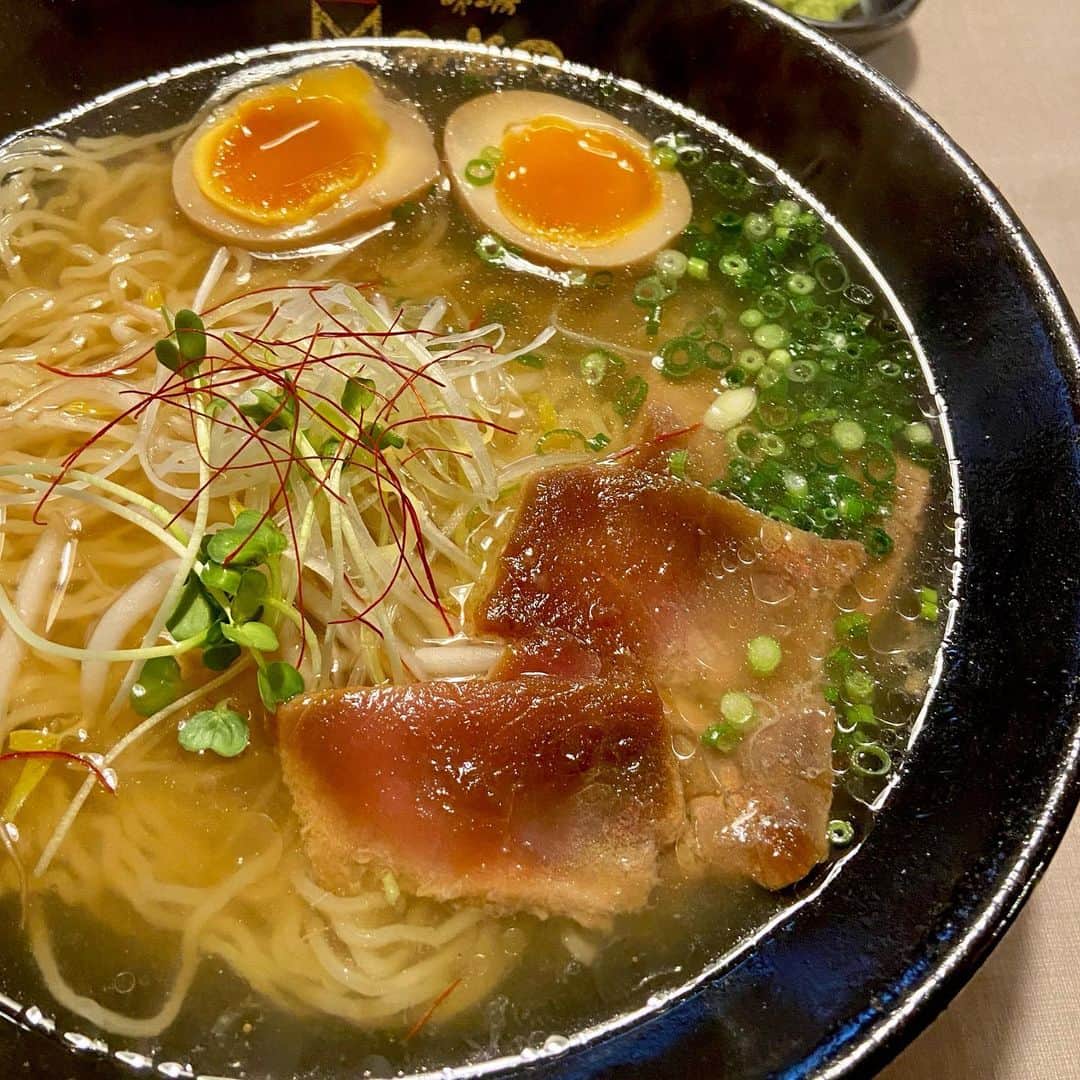 小鳥遊しほさんのインスタグラム写真 - (小鳥遊しほInstagram)「今日明日と鹿児島撮影です。かわいいワンピースとベレーはBEAMSで買いました。絶妙な同色の靴下を偶然持ってました。青緑すき。あ、私の身長は150cmでワンピースはフリーサイズです。3色ありました。気になった人は買ってお揃いになりましょう👨‍👩‍👧‍👦  お昼はマグロラーメンを食べました。 濱田酒造さんからのインスタライブもありがとうございました☺️  このあとは名山堀の酒場で撮影です🍺  なんだか鹿児島にきてから食べても食べてもお腹がすきます。なんでですか？もぐもぐ🐔  みなさんも良い週末をー！🥰  #鹿児島 #鹿児島県 #鹿児島グルメ  #マグロラーメン #るるぶ #rurubuandmore #beams #fashion #coordinate」11月28日 21時53分 - shihotakanashi