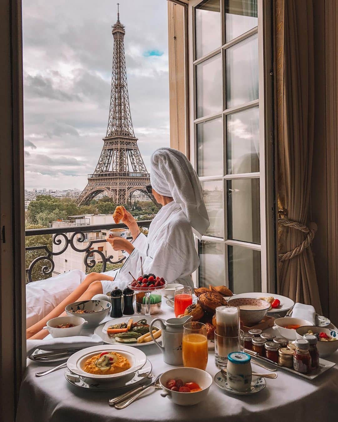 バーボラ・コディトヴァのインスタグラム：「I am happy to annouce I partnered up with All Access where I am sharing my favourite spots, a lot of tips and insider information! 🥰 Make sure to follow me in the story where you can find a link to my profile! 🥂 #ad #sponsored」