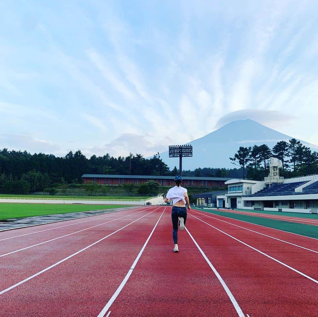 安田美沙子さんのインスタグラム写真 - (安田美沙子Instagram)「いつかの富士山ラン。 やっぱり富士山って美しい。 色んな表情があって、生きているようなパワーを放っている。 トラックを走ると、富士山に向かうところがあって、それはそれは感動しながら幸せな気持ちになるのでした。 . . . これから走る予定が幾つか決まりました！ そこに向かう過程の時間が好き！ ランは生涯スポーツというように、逃げもしないし、いつやってもやらなくても、すぐに走ろうと思えば走れる。 . . . 今度は何を感じながら走るのかな。また、富士山を拝みながら走りたいな。。。 . . . #instagood #fuji  #mtfuji  #japanese #beautiful #run #running #start #myself  #nike #thanks」11月28日 22時05分 - yasuda_misako