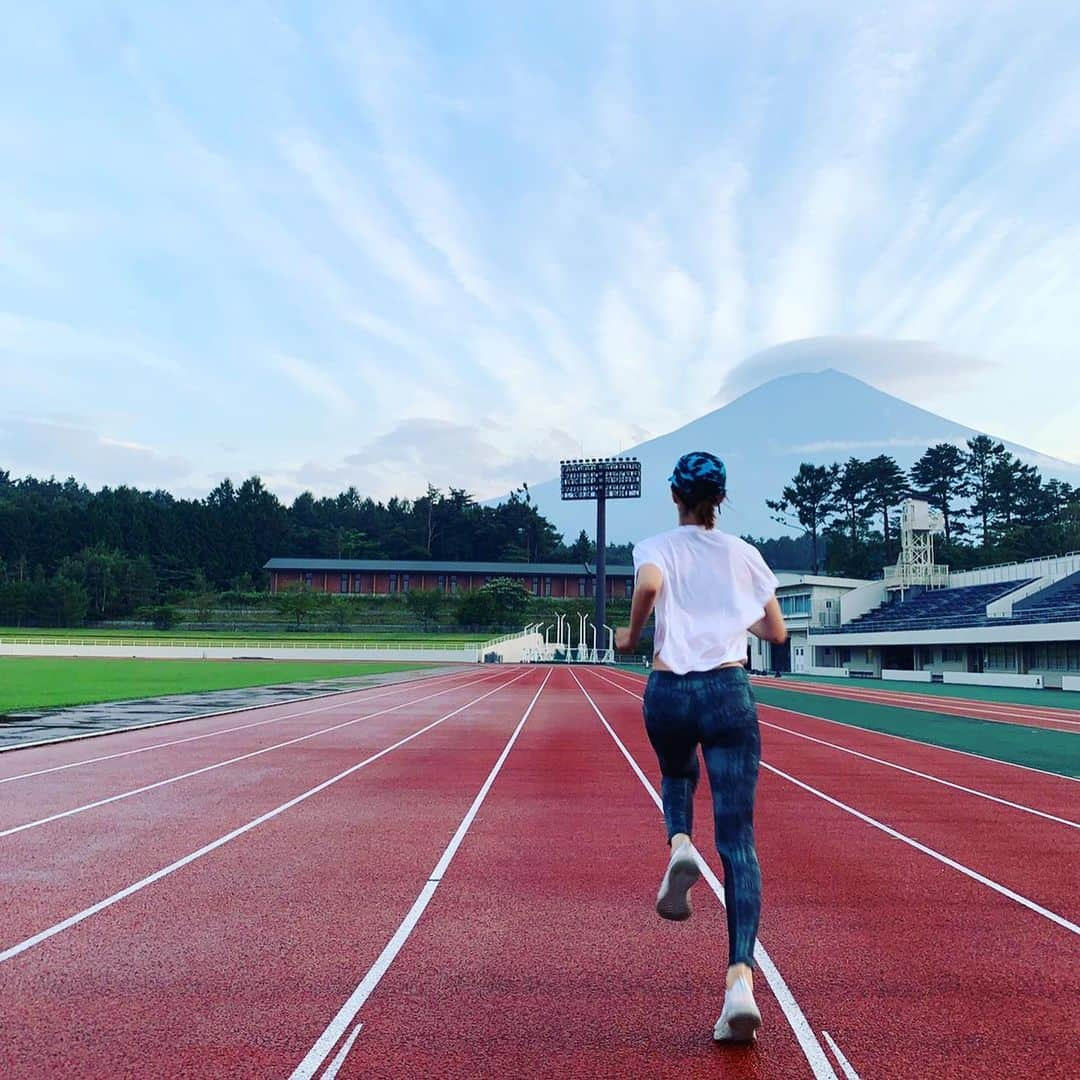 安田美沙子さんのインスタグラム写真 - (安田美沙子Instagram)「いつかの富士山ラン。 やっぱり富士山って美しい。 色んな表情があって、生きているようなパワーを放っている。 トラックを走ると、富士山に向かうところがあって、それはそれは感動しながら幸せな気持ちになるのでした。 . . . これから走る予定が幾つか決まりました！ そこに向かう過程の時間が好き！ ランは生涯スポーツというように、逃げもしないし、いつやってもやらなくても、すぐに走ろうと思えば走れる。 . . . 今度は何を感じながら走るのかな。また、富士山を拝みながら走りたいな。。。 . . . #instagood #fuji  #mtfuji  #japanese #beautiful #run #running #start #myself  #nike #thanks」11月28日 22時05分 - yasuda_misako