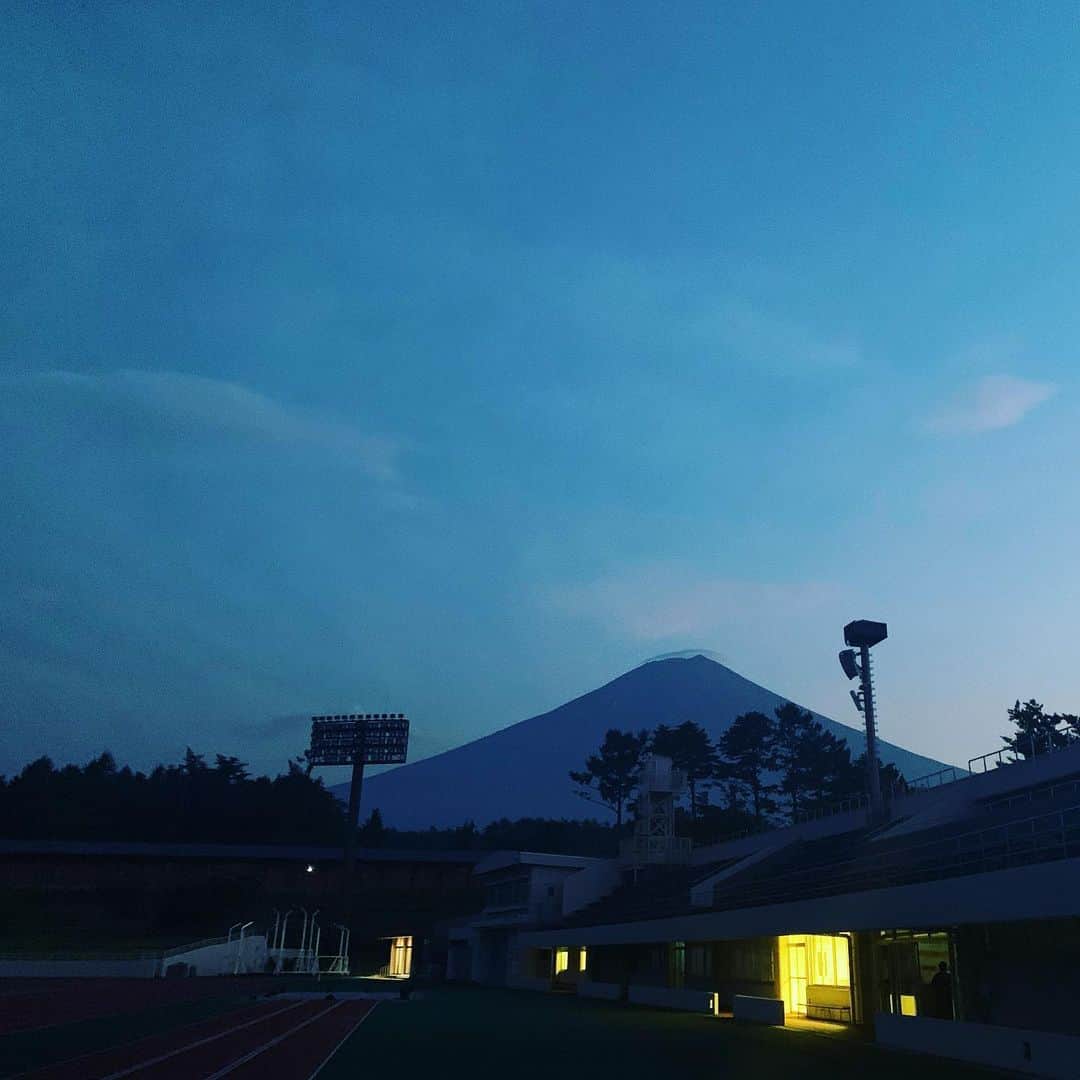 安田美沙子さんのインスタグラム写真 - (安田美沙子Instagram)「いつかの富士山ラン。 やっぱり富士山って美しい。 色んな表情があって、生きているようなパワーを放っている。 トラックを走ると、富士山に向かうところがあって、それはそれは感動しながら幸せな気持ちになるのでした。 . . . これから走る予定が幾つか決まりました！ そこに向かう過程の時間が好き！ ランは生涯スポーツというように、逃げもしないし、いつやってもやらなくても、すぐに走ろうと思えば走れる。 . . . 今度は何を感じながら走るのかな。また、富士山を拝みながら走りたいな。。。 . . . #instagood #fuji  #mtfuji  #japanese #beautiful #run #running #start #myself  #nike #thanks」11月28日 22時05分 - yasuda_misako