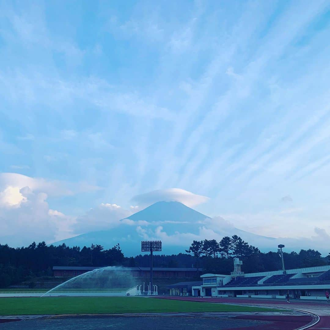 安田美沙子さんのインスタグラム写真 - (安田美沙子Instagram)「いつかの富士山ラン。 やっぱり富士山って美しい。 色んな表情があって、生きているようなパワーを放っている。 トラックを走ると、富士山に向かうところがあって、それはそれは感動しながら幸せな気持ちになるのでした。 . . . これから走る予定が幾つか決まりました！ そこに向かう過程の時間が好き！ ランは生涯スポーツというように、逃げもしないし、いつやってもやらなくても、すぐに走ろうと思えば走れる。 . . . 今度は何を感じながら走るのかな。また、富士山を拝みながら走りたいな。。。 . . . #instagood #fuji  #mtfuji  #japanese #beautiful #run #running #start #myself  #nike #thanks」11月28日 22時05分 - yasuda_misako