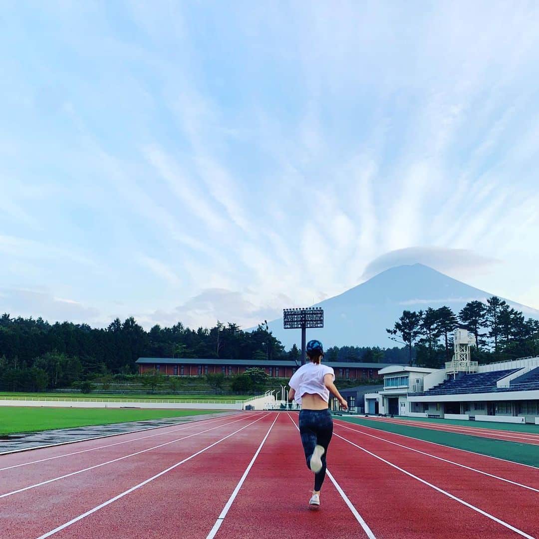 安田美沙子さんのインスタグラム写真 - (安田美沙子Instagram)「いつかの富士山ラン。 やっぱり富士山って美しい。 色んな表情があって、生きているようなパワーを放っている。 トラックを走ると、富士山に向かうところがあって、それはそれは感動しながら幸せな気持ちになるのでした。 . . . これから走る予定が幾つか決まりました！ そこに向かう過程の時間が好き！ ランは生涯スポーツというように、逃げもしないし、いつやってもやらなくても、すぐに走ろうと思えば走れる。 . . . 今度は何を感じながら走るのかな。また、富士山を拝みながら走りたいな。。。 . . . #instagood #fuji  #mtfuji  #japanese #beautiful #run #running #start #myself  #nike #thanks」11月28日 22時05分 - yasuda_misako