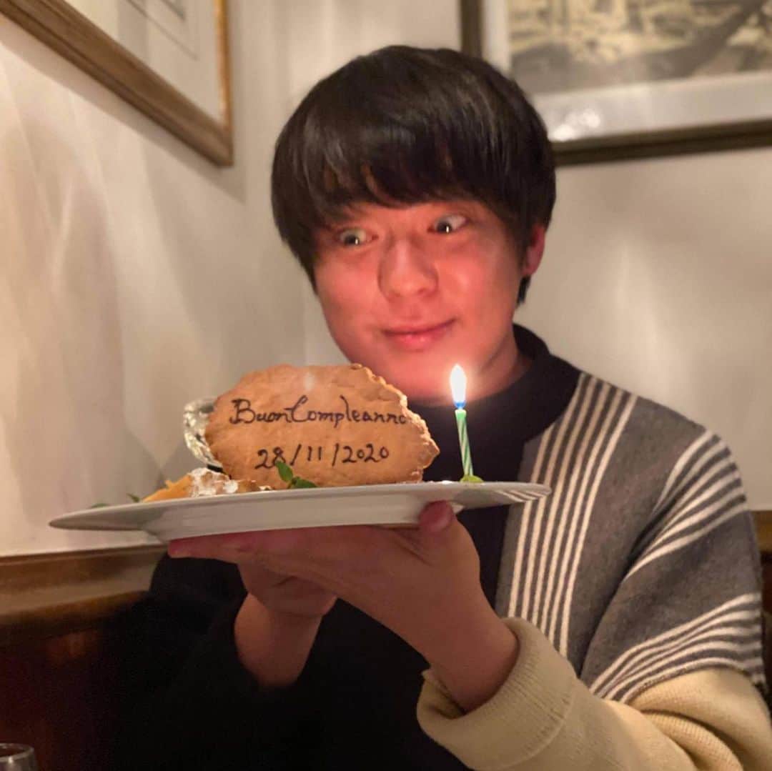 村本大輔さんのインスタグラム写真 - (村本大輔Instagram)「やつが誕生日を祝ってくれると言って待ってる。やつが来た。やつが今年も楽しい話を持ってきてくれた。やつに感謝。  #堀潤」11月28日 21時57分 - muramotodaisuke1125