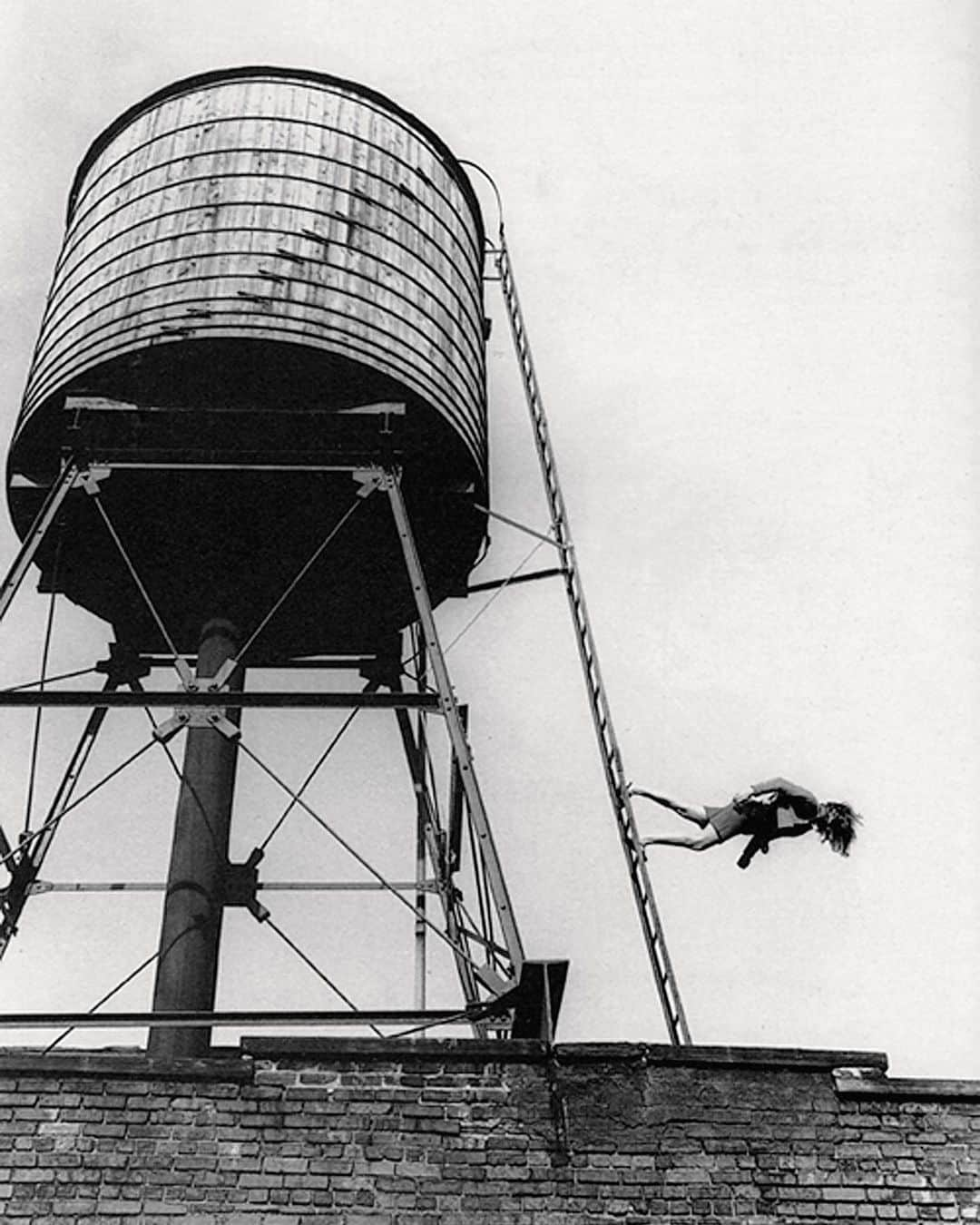 ガゴシアン・ギャラリーさんのインスタグラム写真 - (ガゴシアン・ギャラリーInstagram)「#GagosianQuarterly: "Exultant and fearless, Trisha Brown literally dove into a direct engagement with the forms of the architecture itself." —Hendel Teicher  On the occasion of the Trisha Brown Dance Company’s fiftieth anniversary, Hendel Teicher examines the legendary choreographer’s work through a biographical lens. Follow the link in our bio to read the new "Gagosian Quarterly" article. __________ #Gagosian @trishabrowncompany (1) Trisha Brown, "Woman Walking Down a Ladder," New York, 1973. Pictured: Trisha Brown; (2) Trisha Brown, "Roof Piece," SoHo, New York, 1973. Photos © 1973 Babette Mangolte, all rights of reproduction reserved」11月28日 21時59分 - gagosian