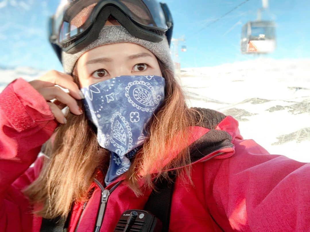 梅原玲奈さんのインスタグラム写真 - (梅原玲奈Instagram)「現役からサポートしていただき、今はアドバイザーをさせていただいているガリウム @gallium_wax のネックガーター！ このご時世常に顔をカバーしなければいけないけど、通気性が良くて苦しくならないし色もデザインもオシャレで男女問わずオススメです👍 この素材なら夏も使えそう😎 Online shopで購入できますよ〜。 もちろんwaxは日本でも世界でも最高に滑ります⛷  #galliumwax  #ガリウムワックス  #japanesewax #フェイスガード  #スキー #ワックス」11月28日 21時59分 - reina_umehara