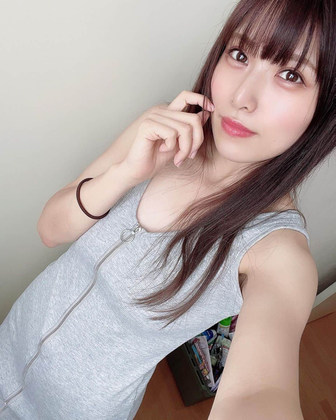 福山美佳のインスタグラム：「冬なのに薄着…❤︎ ピチッとしてると身体のラインが見えちゃいますね🌺✨ #薄着　#薄着の季節」