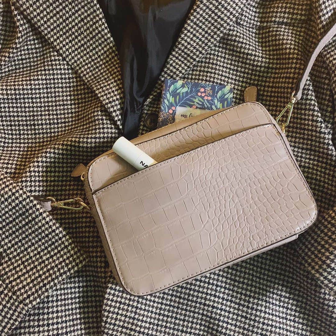 チアコマのインスタグラム：「GUSCIO ITALYの 【POUTOJOURU】ショルダーバッグ を アマゾンファッションで購入したー♡  小さめでたくさんはいるカバン探してたら 出会った❤️ 小さいけどたくさん入るし、かわいいし、 プチプラやしで丁度いい♡  12月1日までブラックフライデー・サイバーマンデーでセールを開催してるから安くGETできるよ❤️  #BlackFriday #ブラックフライデー #amazonで発見 #amazonfashionjp #Amazon #PR  @amazonfashionjp」