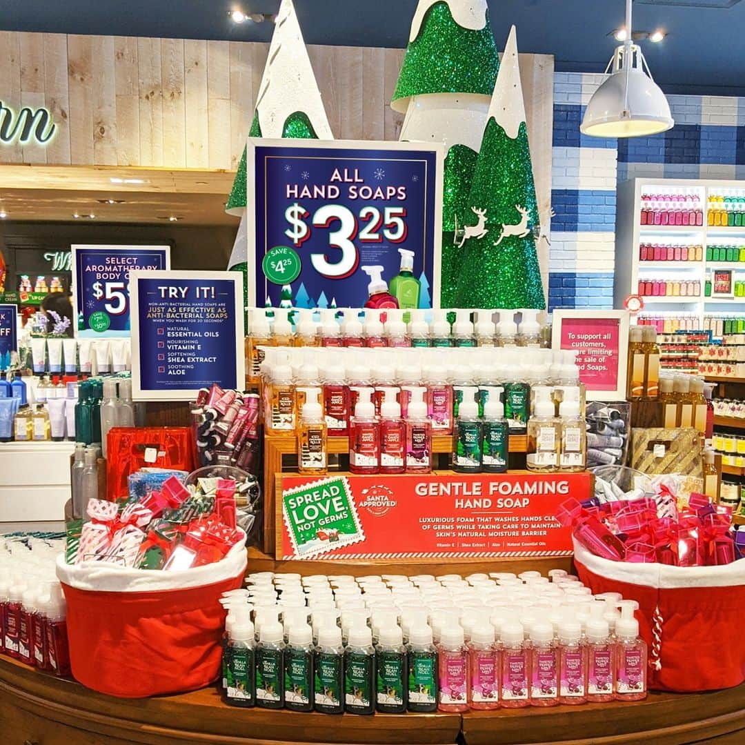 Bath & Body Worksさんのインスタグラム写真 - (Bath & Body WorksInstagram)「📣We dare you not to share!📣 Our Big Weekend Event Starts NOW!  ✅ ALL Soaps are $3.25 (In stores only) ✅ ALL 3-Wick Candles are $10 Off ✅ Select Aromatherapy is $5.95 Comment the 1st thing you’re shopping for below & tag a friend who NEEDS to shop these deals!」11月28日 22時00分 - bathandbodyworks