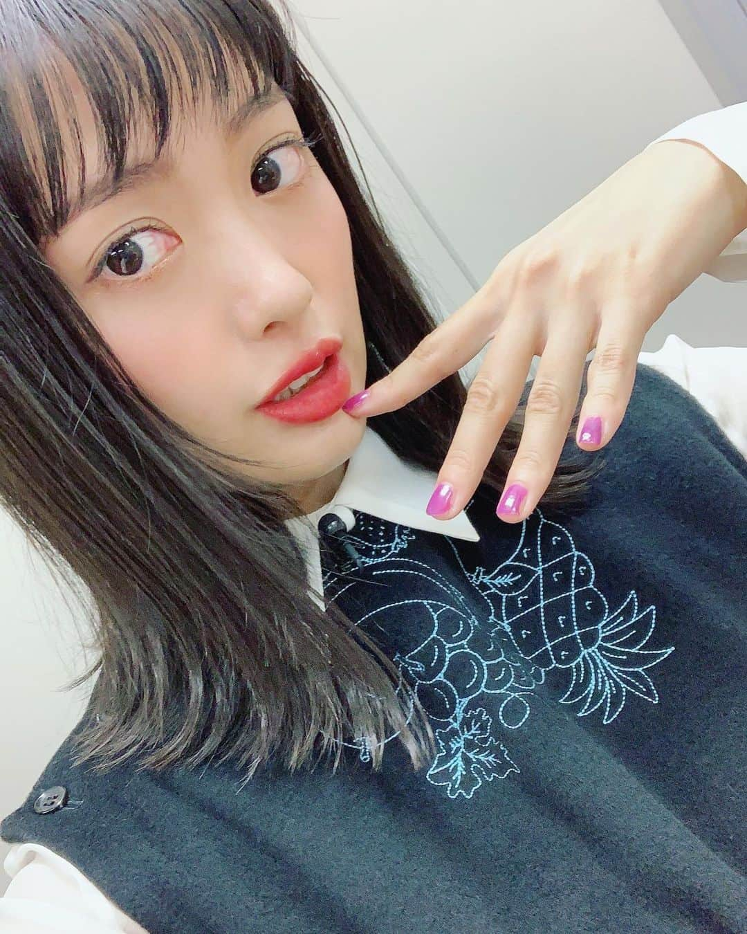 北原里英さんのインスタグラム写真 - (北原里英Instagram)「📺💊 明日の朝7時から！ 『健康カプセル！ゲンキの時間』 ぜひ早起きして見てね。 このポーズはミイヒのポーズなんだけどオリジナリティが強すぎた😹 . シャツ @_miyukikitahara_ ワンピース @eauseenon_official 靴 @paraboot_official .  #👗 #👠 #💅」11月28日 22時04分 - rie_kitahara_3