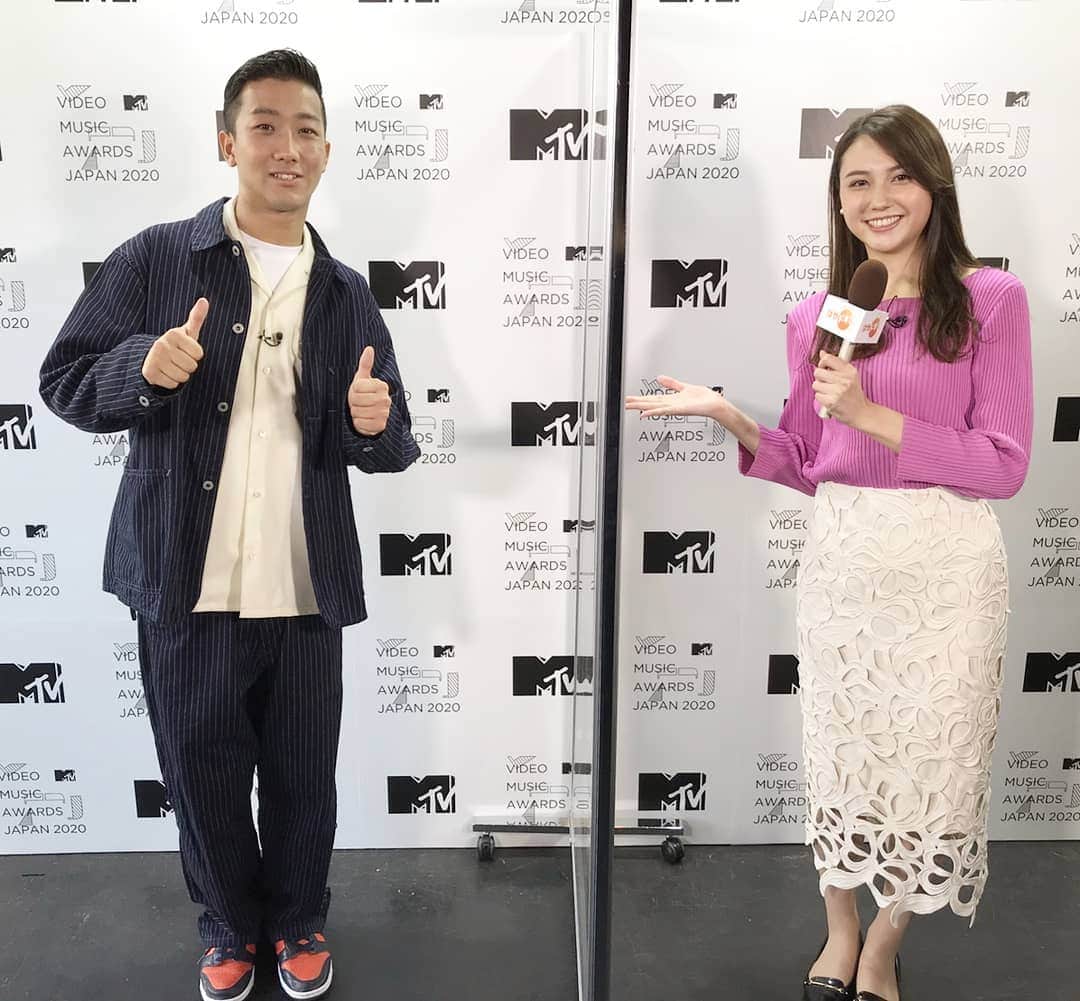のインスタグラム：「今年の顔とも言える瑛人さんにお話伺いました🎤✨﻿ ﻿ 常に笑顔で、穏やかに受け答えしてくださり、もっとファンになりました😆﻿ ﻿ 「香水」の歌ってみた動画や真似してみた動画、チェックしているそうです！﻿ その中でも、チョコレートプラネットさんの動画が面白くて大好きとおっしゃっていました👯‍♂️﻿ 新曲「ライナウ」のMVでコラボできたのも嬉しかったそうです！﻿ ﻿ 年末に向けてもっと忙しくなる瑛人さんのご活躍を楽しみにしてます🎵﻿ ﻿ ﻿ 山形﻿ ﻿ ﻿ #瑛人 さん﻿ #直撃🎤﻿ #山形純菜﻿ #アナウンサー﻿ #はやドキ﻿ #tbs」