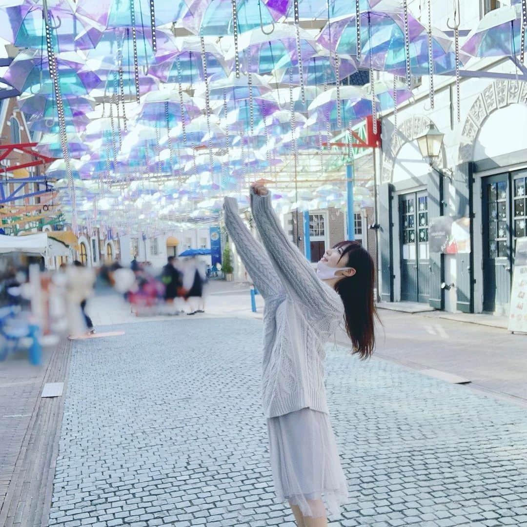 羽鳥みおのインスタグラム：「☔ ． ． 傘がいっぱい浮いてた〜  ． のを見てはしゃいでる図 ☁ ． ． ． どの瞬間も 目の前にあるものが 儚いものであるってこと 気づかないうちに去っていく ． それが幸せなのか不幸なのか 💭 哲学みたいなはなしを お母さんとLINEで話す土曜夜！笑 ． ． 気づいたらもうすぐ12月ですね 🌲 ． 人生は深く考えすぎない方がきっといい 🐸 ． #ハウステンボス #長崎 #長崎旅行  #長崎ハウステンボス #傘 #哲学 #インスタ映えスポット #長崎観光  #ニット女子 #水色ニット #ニット #病んでません #哲学的な話  #japanesegirl #japaneseidol  #followforfollowback #followｍe  #htb #umbrella #blue #knitwear」