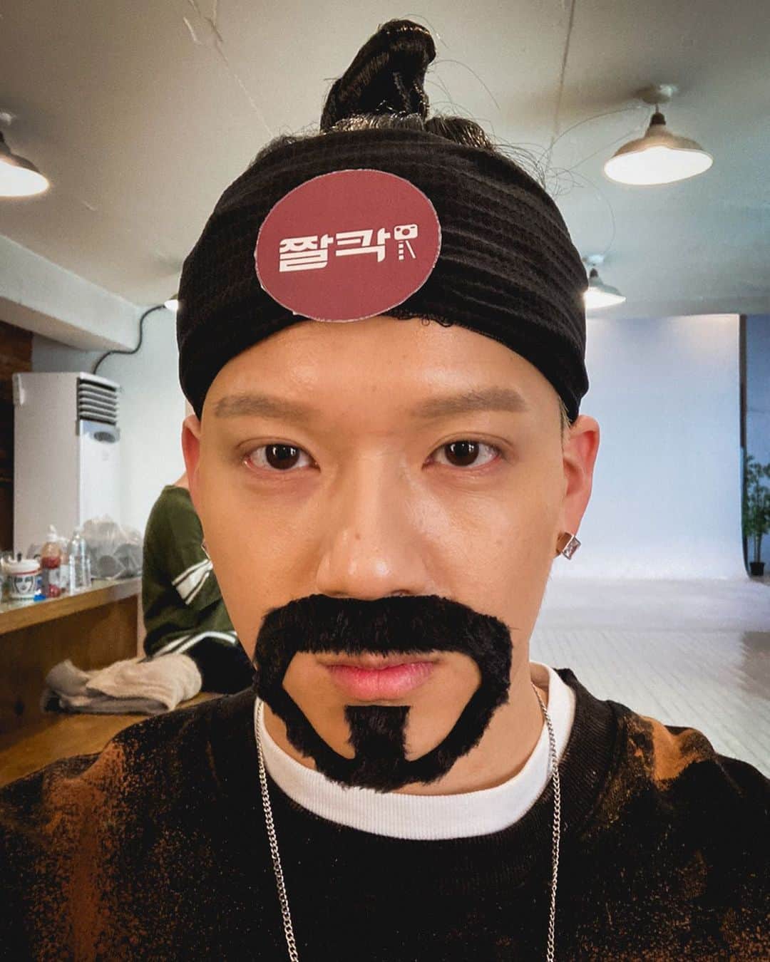プニエル のインスタグラム：「Should I try growing a beard...? 🤔😂  수염 길러볼까...? 🤔😂」