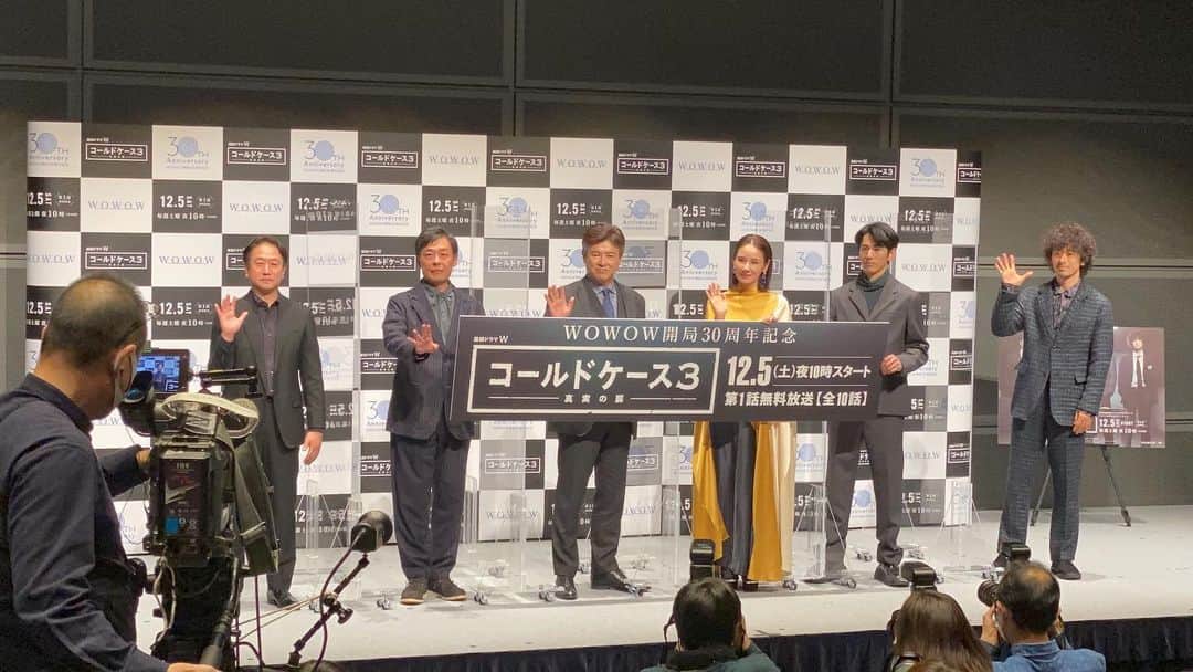 連続ドラマW コールドケース ～真実の扉～のインスタグラム：「【WOWOW開局30周年記念『連続ドラマWコールドケース３～真実の扉～』完成報告会見】無事終了しました✨🎤🎥  #吉田羊 #永山絢斗 #滝藤賢一 #光石研 #三浦友和 #波多野貴文監督　登壇  本日生配信を見られなかった方も、 まだアーカイブが残っておりますので、 プロフィールリンクに設定のURLより、 完成報告会見の配信映像をお楽しみください👀❗️  #完成披露報告会見 #ついに来週土曜日放送スタート #早く皆様にお届けしたい #レギュラー5人もワクワクうずうず #スタッフ一同もワクワクドキドキ #コールドケースファンの皆様に本日の会見の一コマをお届け #光石さんと滝藤さんのシャツに注目」
