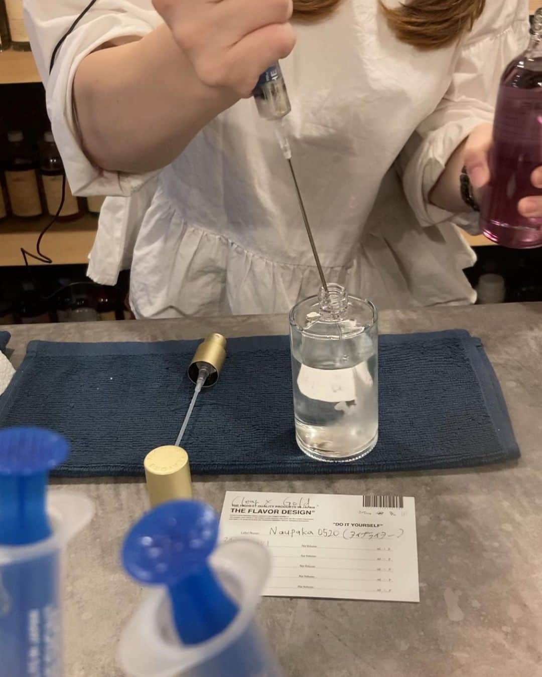 野田あず沙さんのインスタグラム写真 - (野田あず沙Instagram)「The flavor design🧪﻿ ﻿ ﻿ ﻿ ﻿ 自分たちだけのオリジナル香水を作りました☺︎﻿ ﻿ 私の香水の名前は…reire🐾﻿ ﻿ ﻿ ﻿ ﻿ ﻿ #theflavordesign #perfume #labo #osaka﻿ #ザフレイバーデザイン #香水 #オリジナル香水 #大阪 #大阪旅行 #関西 #関西旅行 #女子旅 #旅行」11月28日 22時11分 - azuazu0429