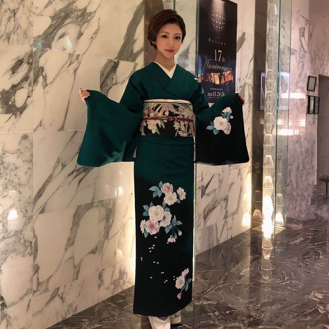 SAYAのインスタグラム：「👘💚  #ビゼ六本木 #bisser六本木 #INSOU東京 #lNSOU東日本 #MUSERVA六本木 #ミュゼルヴァ六本木 #六本木キャバクラ #六本木ニュークラブ #六本木クラブ #美ノ間 #六本木 #ホステス #ファンクラ #キャバ嬢ヘアメイク #キャバ嬢ドレス #bisser #月下美人 #着物」
