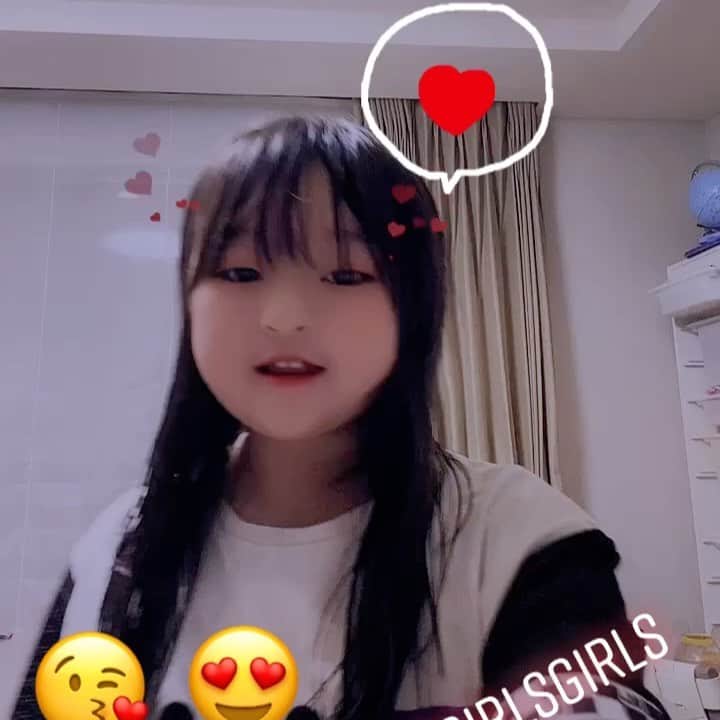 高村凛のインスタグラム：「girls2大好きな長女💕✨  #firstkitchen のイベントでもらえる ガールズガールズのファイル❤️  3つget出来て大喜び💕😊✨  喜びの舞@tiktok です💕😊✨  動画は何故か音が出ません💦 tiktokで見てみてね💕 【@carina0928】  #girls2#girls2ファイル #girls2に届け  #長女 #長女8歳  #tiktok」