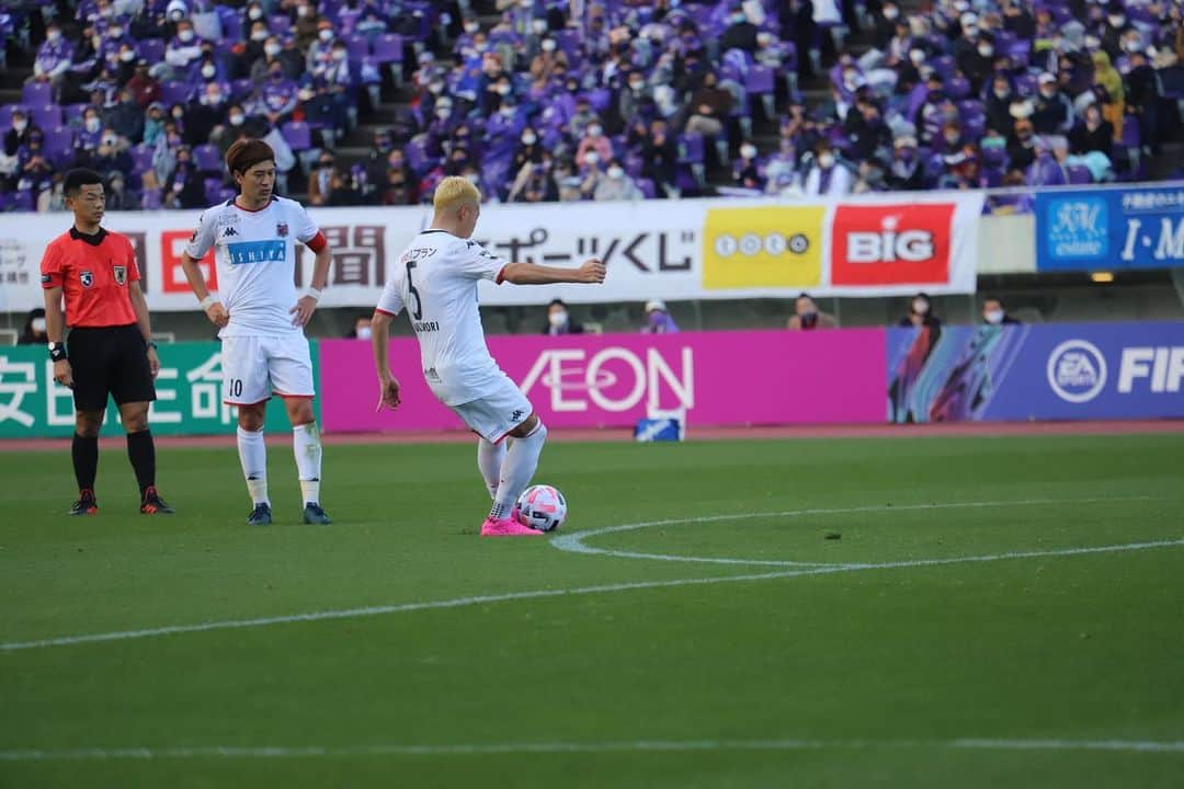福森晃斗のインスタグラム：「今日も熱い応援ありがとうございました！ 皆さんのおかげで2試合連続FK決めることが出来ました！ ですが最後決めきれずすいません。 次はホーム最終戦なので、良い準備をして3試合連続狙いたいと思います！ 2枚目の菅悪い顔してんな！笑 案の定頭叩いてきましたが！笑」