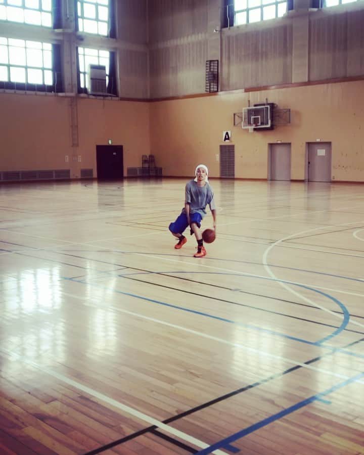 佐々木一輝（トキヨアキイ）のインスタグラム：「1on1やりてぇやつ来いよ #ママさんバレー #意識しながらやっていた #見向きもされず  #愛のアタック届かず #熟女ブロック鉄壁」