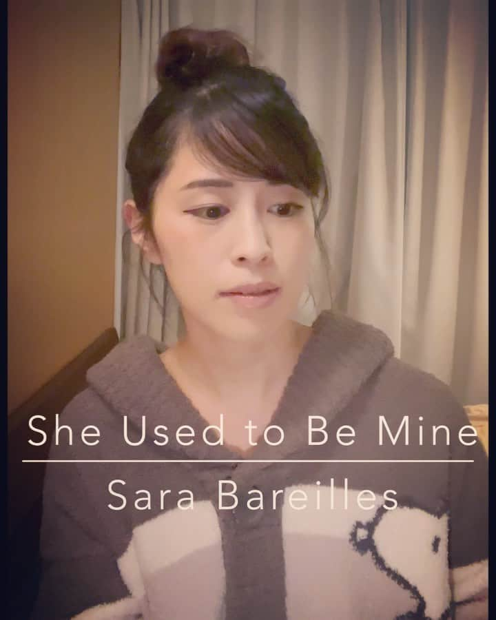 芝咲美穂のインスタグラム：「Sara bareilles /  She used to be mine  大好きなサラバレリス作曲のミュージカル楽曲です！  ロンドンに観に行きたかった…🥺  とてもシンプルなコードの繰り返しなのに、この味わい深さはさすがのサラです！！！😭💓  @sarabareilles  #sarabareilles #sheusedtobemine #waitressmusical」