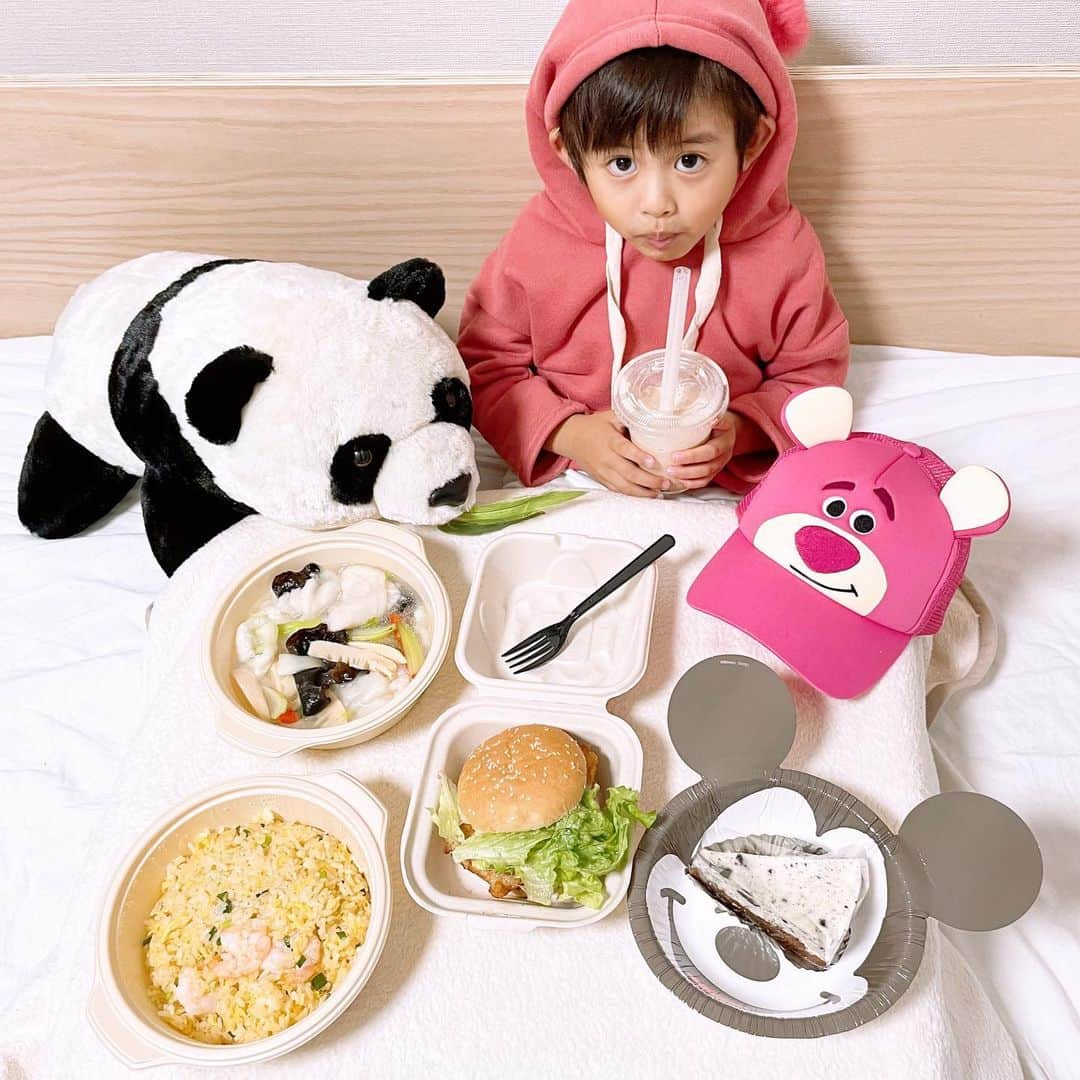 A_kun*mamaのインスタグラム：「﻿ 今日は夕食はパーティーにしよう🎉🥳って﻿ ことで気になっていた @foodpandajp を﻿ 初めて利用してみました🛵🐼💗﻿ ﻿ お店の種類も豊富すぎて﻿ 全部美味しそうだったので﻿ 中華料理🥟やハンバーガー🍔﻿ タピオカとケーキ🍰‼️﻿ 他にも色々と欲張りに頼んで←🤣﻿ なんとも夢のようなオーダーが実現し﻿ あーくんもお友達も大喜び👦🏻👧🏻🙌💓﻿ 全部すっごくおいしかったし﻿ また利用したいなぁ🐼💗﻿ ﻿ オーダーしたら配達状況が﻿ アプリでとても分かりやすく表示されて﻿ 受け取りの準備もしやすかったし﻿ 配送や梱包も丁寧&時間も正確で﻿ とてもスムーズに受け取れて﻿ 大・大・大満足でした🙆‍♀️💮﻿ ﻿ 今、フードパンダでは太っ腹な﻿ うれしいキャンペーンが開催されていて﻿ 身の回りで見つけた気分が上がる﻿ 「ピンクのもの」💓を写真に撮って﻿ SNSに投稿すると投稿された写真の中から﻿ フードパンダ1年分のクーポン券が﻿ 1名様にプレゼントされるらしいよー✨🎁😳👏スゴイっ❣️﻿ ﻿ ※初回注文限定500円以上の注文で使える﻿ 半額クーポン（割引上限1000円）も﻿ 載せておくのでよかったら使ってみてね☺️✌️﻿ ▶️ ディスカウントクーポンコード﻿ 　　　　👉「TRYPANDA」﻿ 🎫12月31日まで利用可能です🎫﻿ ﻿ ﻿ ﻿ #プレキャン #プレゼント企画 #フードパンダ　　#foodpanda #フードはFUNだ #pr #ピンク #デリバリー」