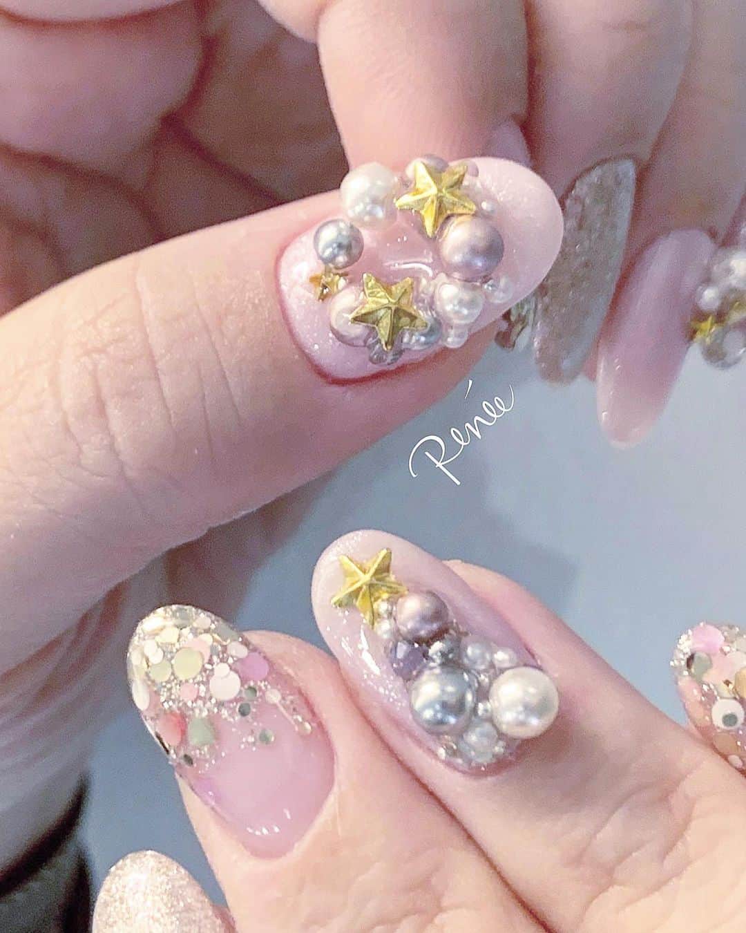 ネイルサロンレネのインスタグラム：「﻿ ﻿ 𝒟𝑒𝓈𝒾𝑔𝓃 𝒷𝓎 𝒪𝒦𝒜𝑀𝒪𝒯𝒪 🕊💐﻿ ➠ @renee_maiokmt.1030 ﻿ ﻿ ﻿ ﻿ もう11月も終わりそうだなぁ〜﻿ ﻿ とゆー事で最近ちょこちょこ﻿ Xmas nailのお客様も増えてきた🎅🏼🎄﻿ ﻿ リースもツリーも﻿ Renéeらしく立体デザインに♡﻿ ﻿ 引っ掛かりや取れたりなどもしないよう﻿ 黄金バランス考えて付けてます✨✨﻿ ﻿ ﻿ ﻿ ﻿ ﻿ ⇩🎉news🎉⇩﻿ ﻿ 2020年11月14日(土)﻿ nailsalon Renée 梅田本店﻿ BEAULAND Ashiya 芦屋店﻿ に続き3店舗目となる﻿ Renée les deux(レネレドゥ)﻿ 梅田2号店オープン！！！﻿ ﻿ ﻿ ﻿ nailsalon Renée﻿ ￣￣￣￣￣￣￣￣﻿ ﻿ ▫︎梅田店﻿ 【open-close】11:00〜21:00﻿ 【定休日】不定休﻿ 【add】大阪市北区堂山町15-23-908﻿ ﻿ ﻿ ▫︎芦屋店﻿ 【open-close】11:00〜21:00﻿ 【定休日】不定休﻿ 【add】芦屋市業平町6-11 Ashiya grotto 302﻿ ﻿ ﻿ ﻿ ﻿ ▶︎▶︎▶︎初回クーポンご利用頂けます﻿ ￣￣￣￣￣￣￣￣￣￣￣￣￣￣￣￣﻿ ご予約はプロフィールTOPのリンク内﻿ URLをご利用下さい。﻿ ﻿ ﻿ ﻿ メニューに迷った方やご相談は…﻿ ﻿ 　　🤍Renée公式LINE🤍﻿ ─────────────﻿  【@bos7903t】←※@から入力🔍﻿ ﻿ #nail #nails #gelnails #nailart #ネイル #ジェルネイル #美甲 #네일 #젤네일 #nailsalonrenee #ネイルサロンレネ﻿ #大阪ネイルサロン #梅田ネイルサロン #芦屋ネイルサロン #神戸 #芦屋 #beauland #ビューランド﻿  #芦屋ネイルサロン #instagood#tbt#photooftheday#japanesenailart #네일아트 #ラメネイル #冬ネイル #美爪ネイル #christmasnails #ラメグラデーション #xmasnails #クリスマスネイル」