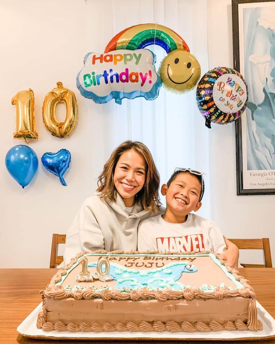 坂倉アコのインスタグラム：「Happy happy birthday Juju❤️❤️❤️﻿ We celebrated my son’s 10th birthday today🎉 (his actual birthday is December 1st) Can’t believe he is already 10!!﻿ Crazy how time flies....🕊🕊🕊﻿ Mama loves you to the moon and back💕﻿ You make me so proud and I’m so so so so so so so lucky to have you✨ ﻿ 息子の10歳のお誕生日パーティーでした🥳﻿ 12/1が本当のお誕生日なのですが、平日なので今日お祝い🎉  仲良しのお友達6人とみんなで楽しく過ごせました🙌  振り返ると、10年あっという間。どんどんたくましく、成長していく😭❤️  思いやりがあって、みんなに優しいJuju。  たくさんの愛をありがとう！ I’m so proud of you💞﻿  ﻿ #happybirthday #birthdayparty #mybaby #loveyou #forever #mamaandson #proudmama❤️ #homesweethome #december1st #sagittariusbaby #mamalife #10yearsold」