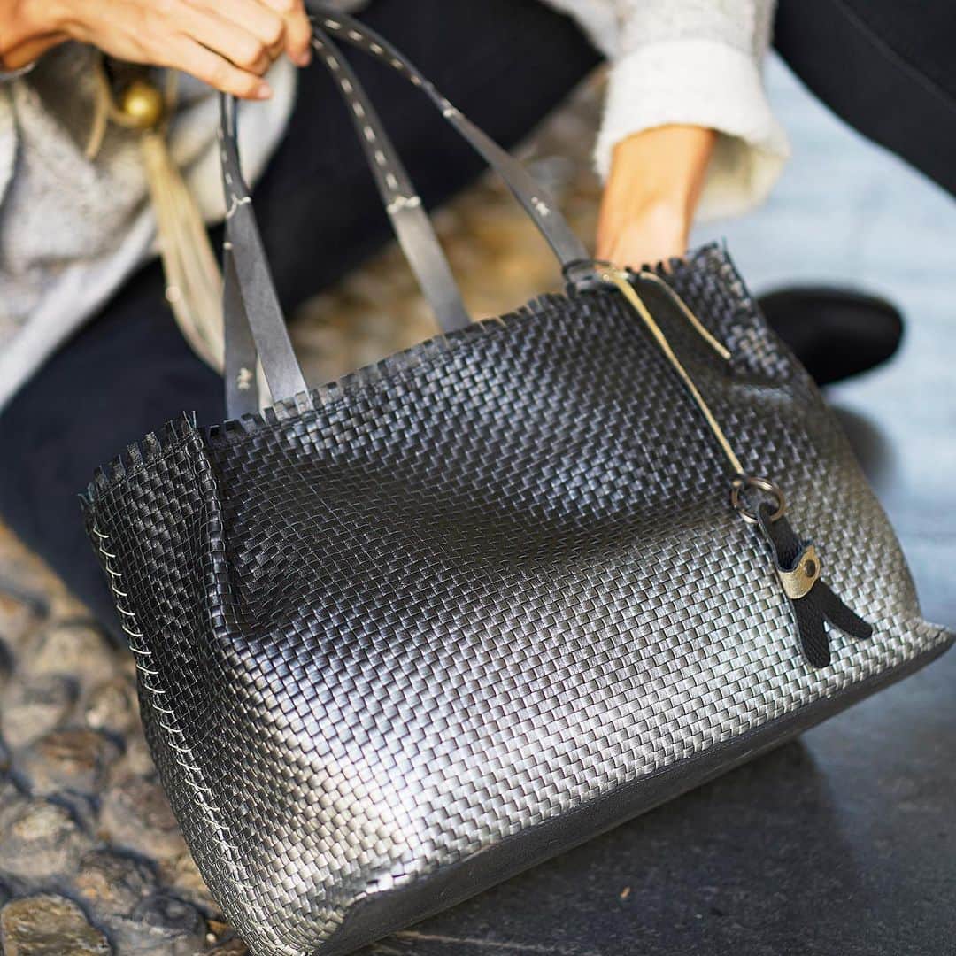 エンリーベグリンのインスタグラム：「Handmade Melodie L bag #henrybeguelin#woven#leather#black#silver#color#totalhandmade#bag#」