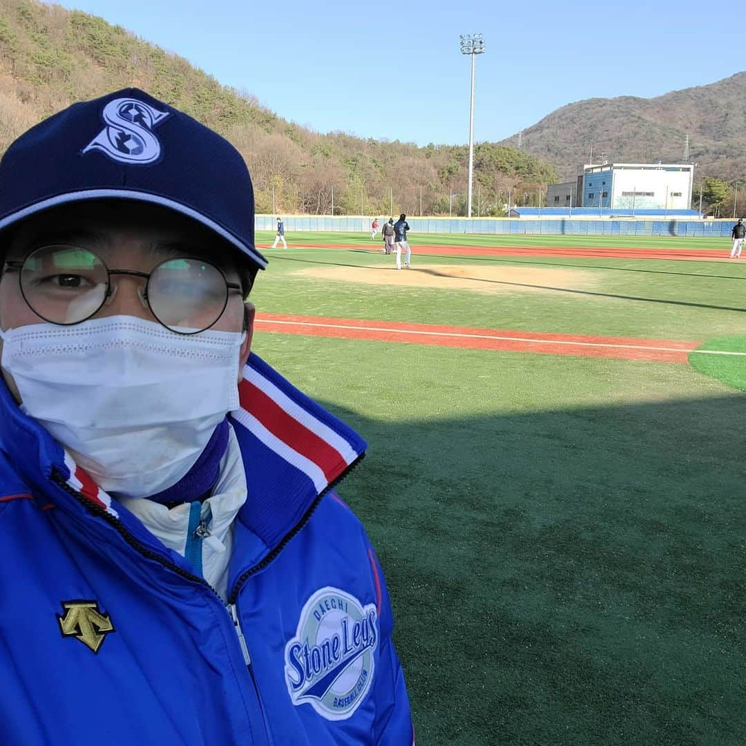 パク・クァンヒョンさんのインスタグラム写真 - (パク・クァンヒョンInstagram)「미세먼지 없는 쾌청한 날에 오랫만에 하는 야구... 타자로서 5타수2안타  투수로서 2&⅔ 4실점 4K  아직 감이 죽지 않은거 확인!!! 무사만루에 등판해서 KKK로 이닝 마무리! . 내공이 너무 느려서 타자들이 타이밍 못 맞춤ㅋㅋㅋ . 올해는 야구도 골프도 마무리 ㅎㅎ  . 내년에 다시 만나자~~~^^ . #박광현 #야구 #투수 #느린볼 #지저분한볼」11月28日 22時29分 - gwangparty