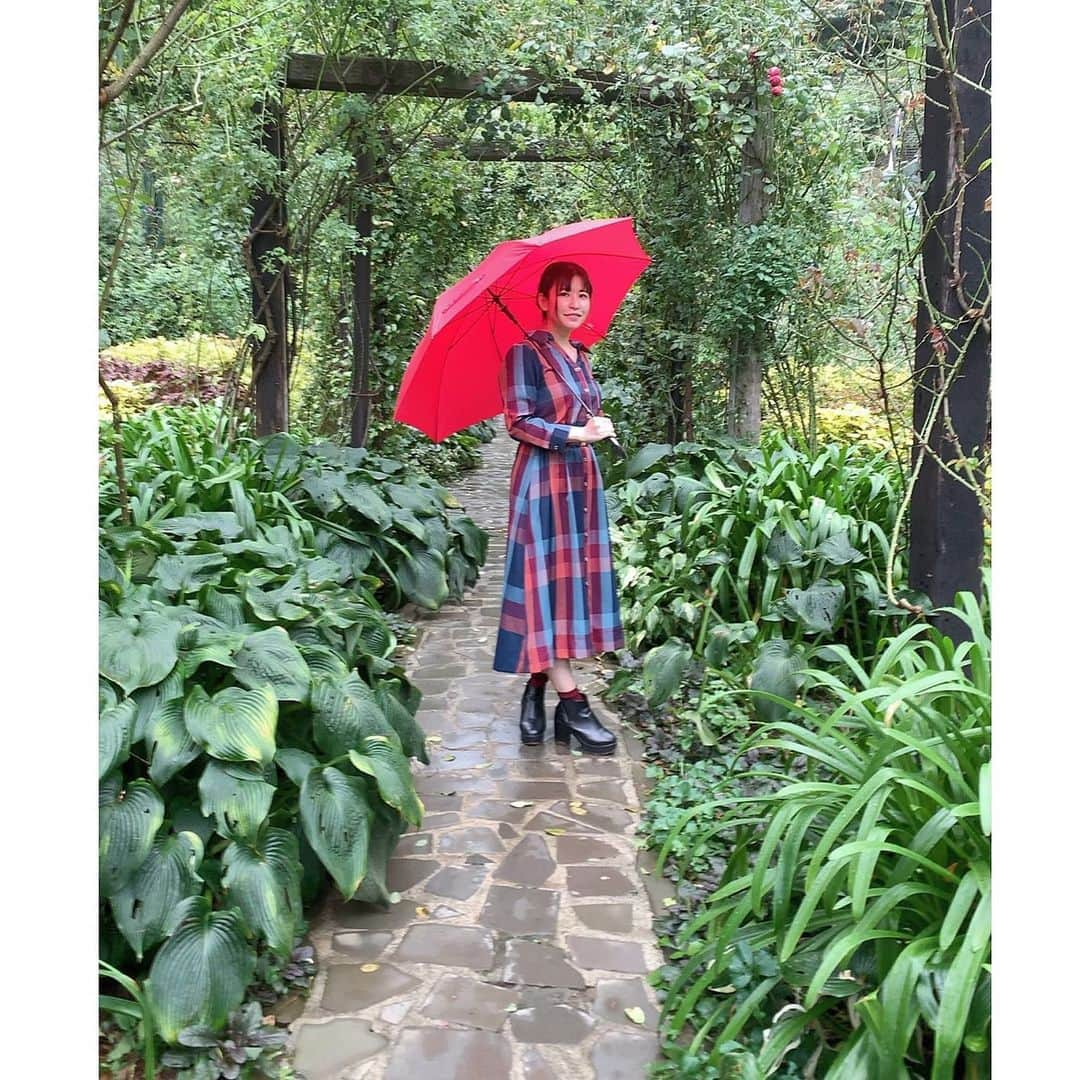 上村彩子さんのインスタグラム写真 - (上村彩子Instagram)「突然雨が降ってきて 赤い傘を貸していただきました🌂 赤い色可愛いฅ( ̳• ·̫ • ̳ฅ)」11月28日 22時29分 - ayako_uem