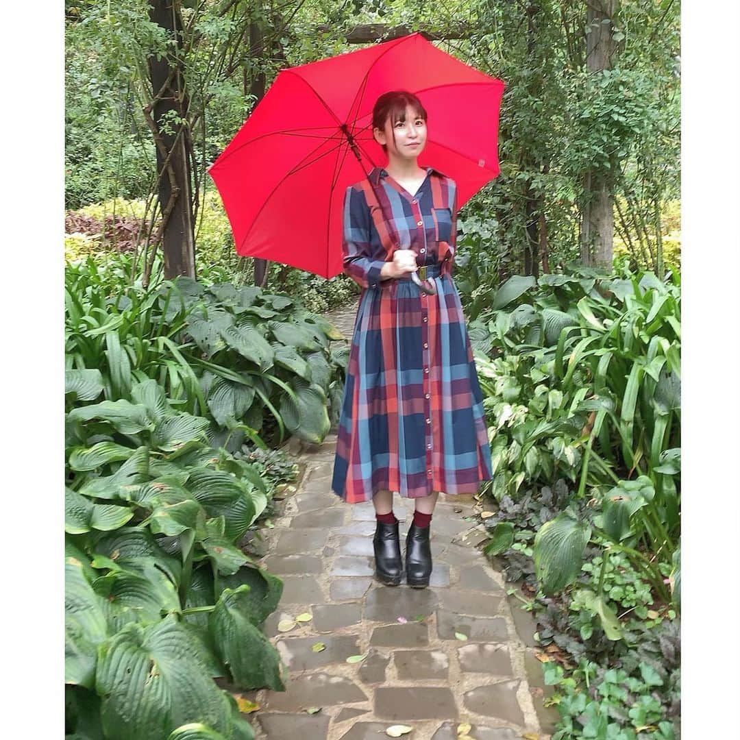 上村彩子のインスタグラム：「突然雨が降ってきて 赤い傘を貸していただきました🌂 赤い色可愛いฅ( ̳• ·̫ • ̳ฅ)」