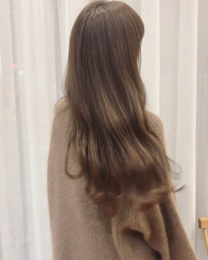 宮内ひかるのインスタグラム：「New hair 🍁 ぷるんぷるんカール🦱🤍  #violet栄店　#名古屋美容室　#名古屋美容院　#ロングヘアー」