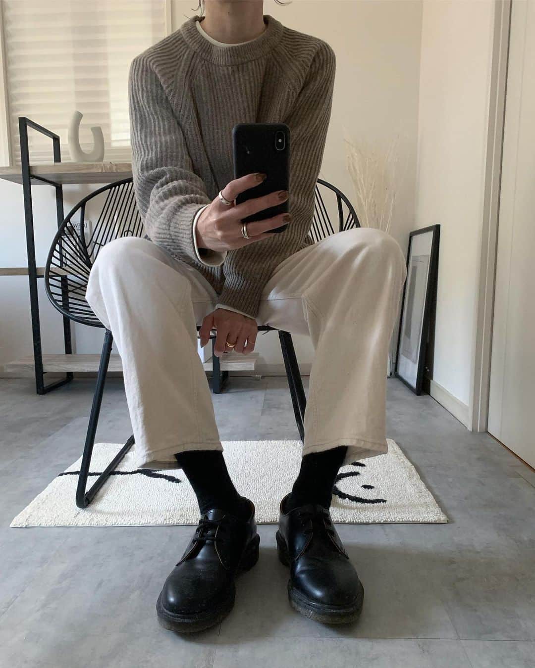 Mie Kawanoのインスタグラム：「好きなかたちすぎて 色違いで手に入れたニット♡ knit @canaljean  #canaljean  pants #yanuk shoes #drmartens   #ニット#コーデ#coordinate  #instagood #instfashion#ホワイトパンツ」