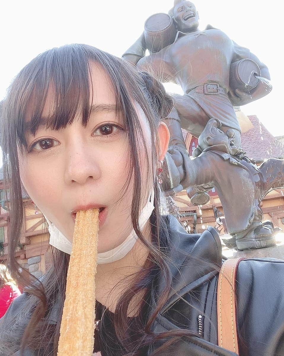 星空もあさんのインスタグラム写真 - (星空もあInstagram)「楽しかった＼ディズニーランド／ 初めて泊まった＼ミラコスタ／ 星空もあは＼晴れ女／ 次は行きたい＼ディズニーシー／  今更ながらに載せます🙋‍♀️  #AV女優 #ディズニーランド #夢の国 #チュロス #チュロスまじうめぇ #ミニーちゃん可愛い #ミラコスタ泊まっておいて #ずっとお酒飲んでた #それからお土産買い忘れた」11月28日 22時36分 - hoshizora_moa