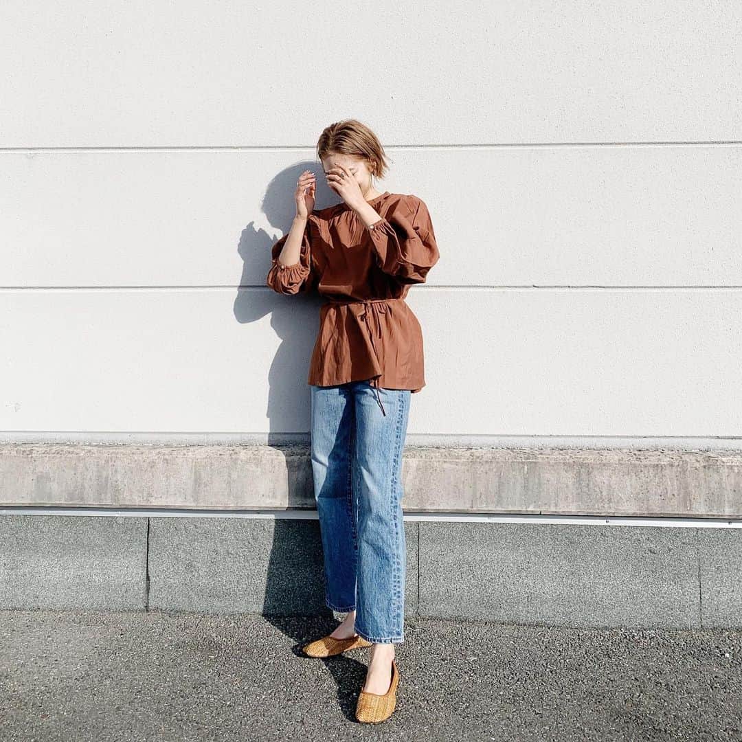 のインスタグラム：「・ ・ SSのdenimがオススメな件🤭 164cmで24インチだったら少し短いかなー🙄 ・ ・ いつも私はストレートは25インチで 長さ出して買ってます🙌 denimのサイズ感は見た目が可愛いかどうかが第一！ サイズ感ひとつで雰囲気が変わるのも denimの良さだよね🧏🏼‍♂️ ・ 明日からpre orderみたいだから是非チェックしてね🧏🏼‍♂️ ・ ・ #ungrid#ungridコーデ #ungrid_official  #coordinate #outfit#denim#blouse#デニム #ヴィンテージストレートデニム#ストレートデニム #ハイトーンショート#ミニボブ#ボブアレンジ」