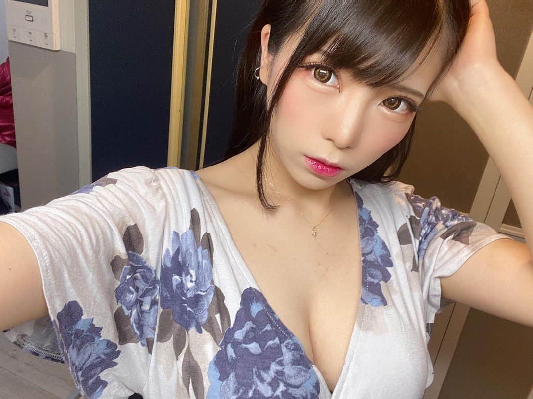 美らかのん（久我かのん）さんのインスタグラム写真 - (美らかのん（久我かのん）Instagram)「. . .  ピアス開けてもらったの〜🥰ﾙﾝﾙﾝ！ . . そして！“1129の22時30分から”ミラ狂美様とFC2でエッチな調教生配信です💞明日じゃん！！  . とっても久しぶりでﾑﾗﾑﾗしちゃう ...
