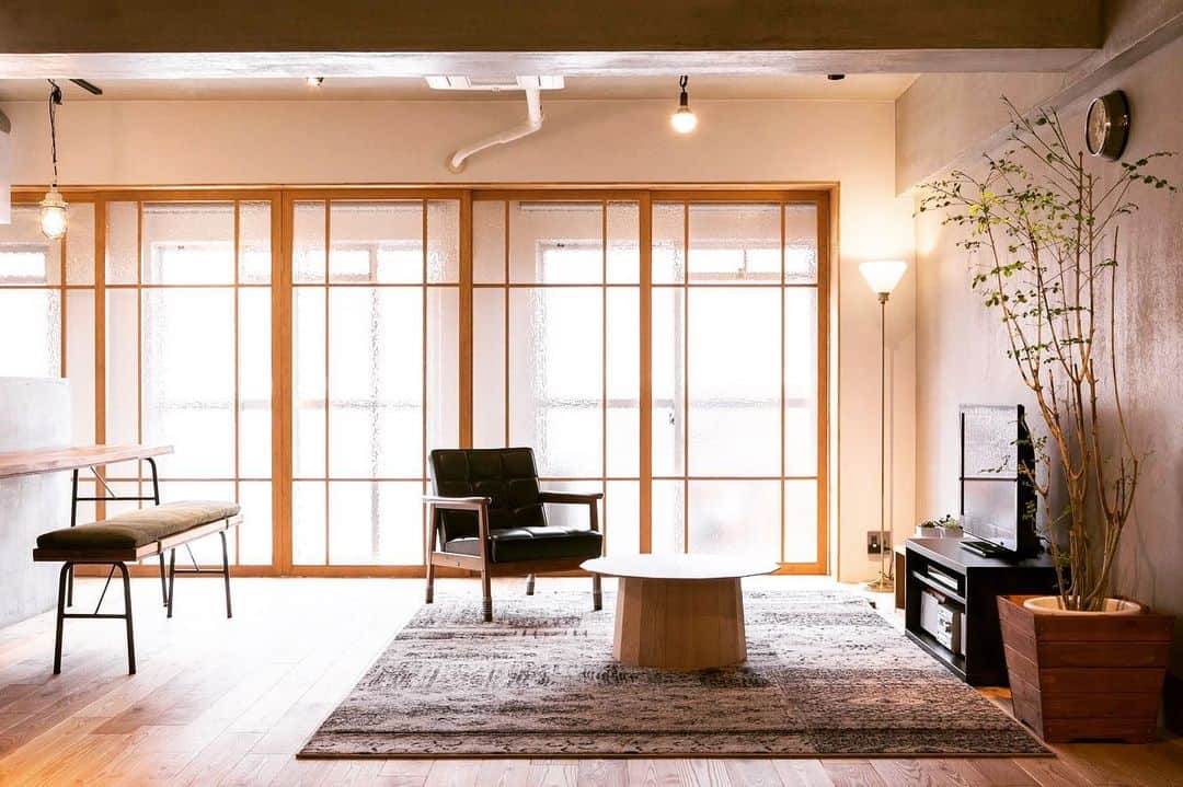 SUVACOのインスタグラム：「縁側のようにしつらえた6枚のガラス戸は、外からの音や光を和らげてくれるだけでなく、驚くほど室内のグレードアップに。﻿ designed byリノキューブ	﻿ ﻿ #間仕切り建具 #障子のある暮らし #縁側のある家 #縁側日和 #京町屋 #いい家 #今日のいい家 #自分らしい家 #家づくりを楽しむ #施工例 #建築 #デザイン住宅 #architecture #archidaily #archilovers #houseportrait #renovation #リノキューブ # SUVACO #スバコ #SUVACO編集部 #マンションリノベーション#リノベーション #リノベーション事例 #リノベーション住宅 #リノベーション会社 #リノベーションしたい #リノベーションライフ #リノベーションという選択」